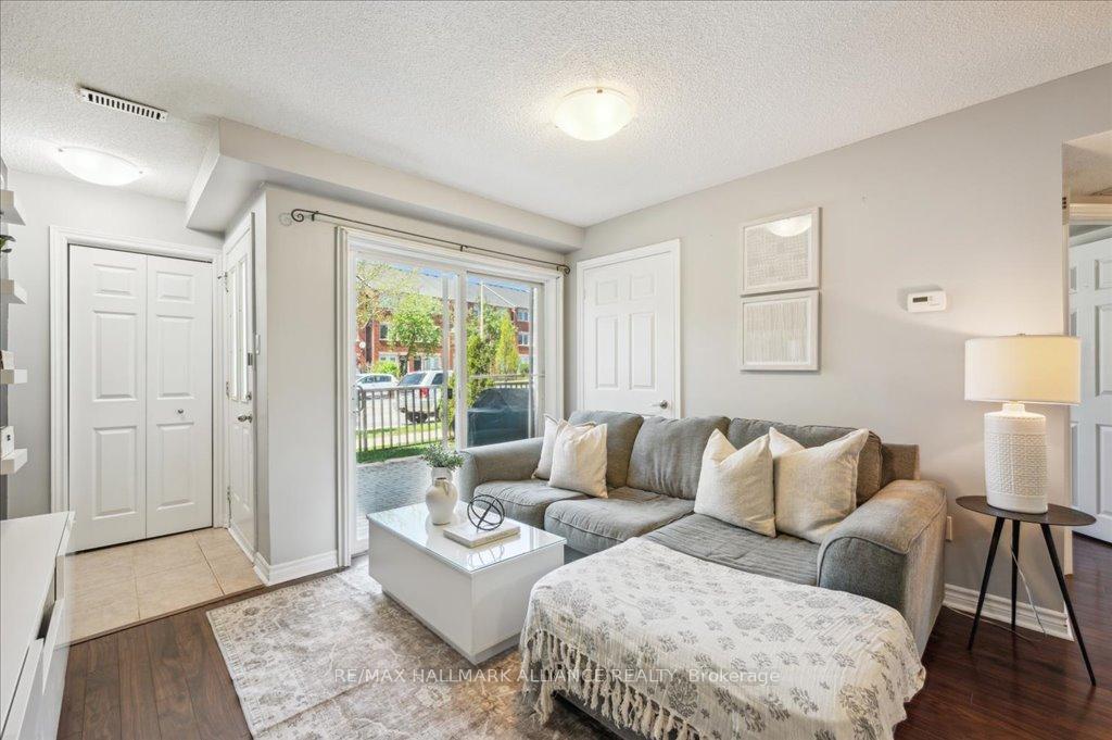 2 Bedrooms Condo at 1701 Lampman, Burlington For sale