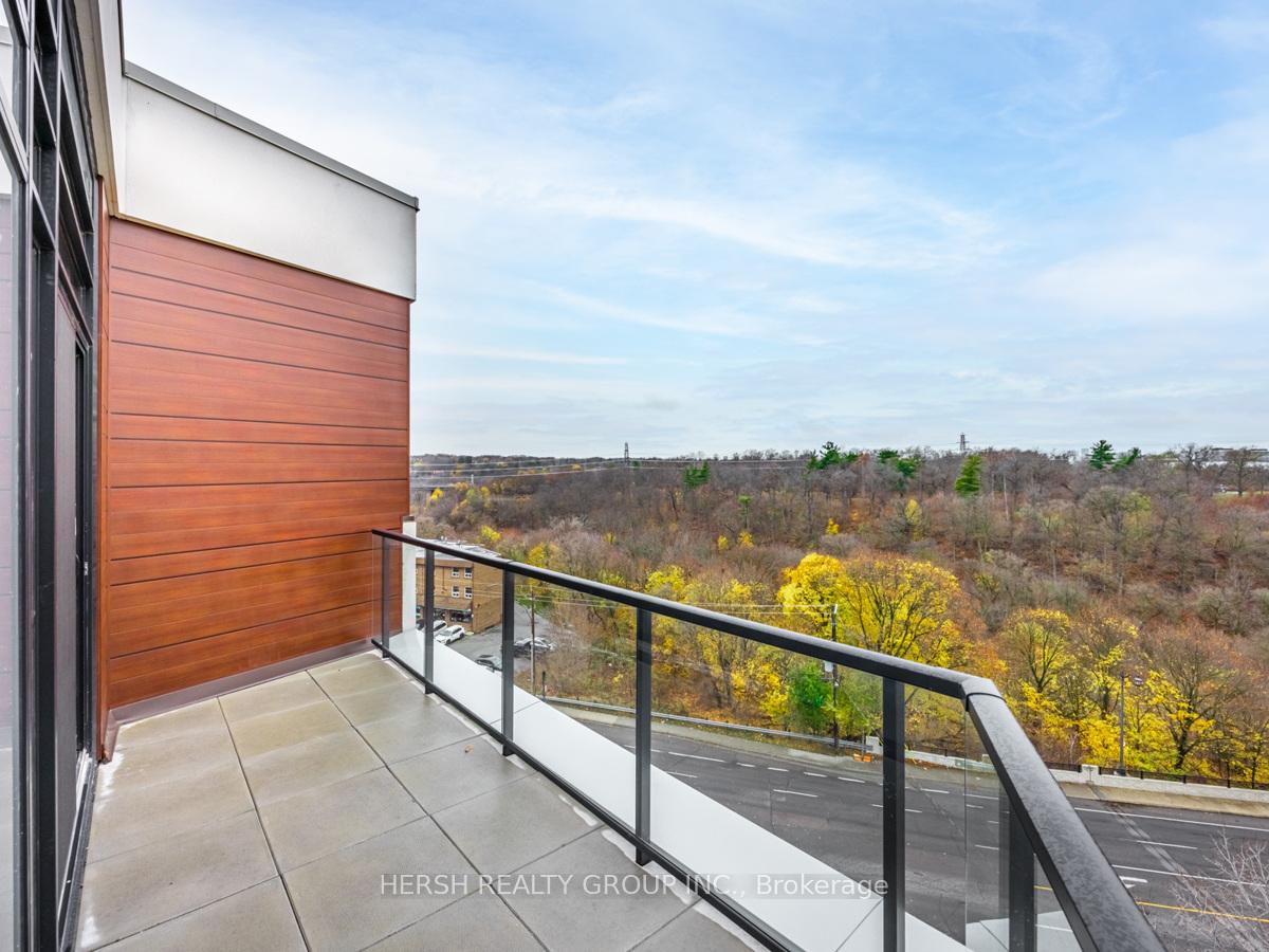 2 Bedrooms Condo at 160 Kingsway,  Toronto For sale