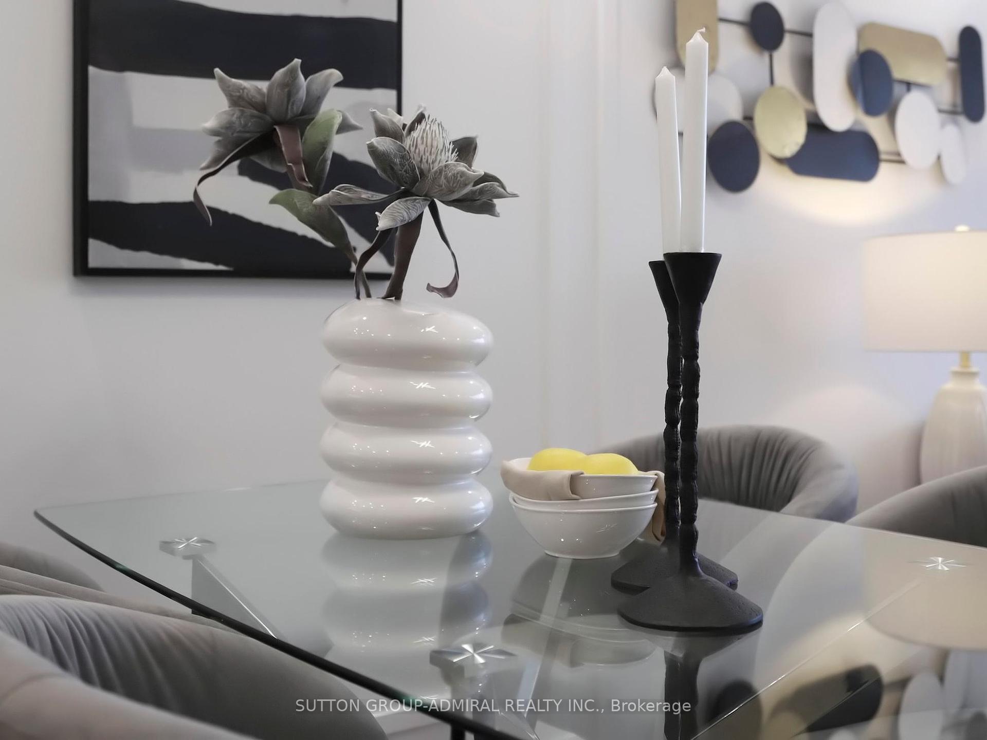 2 Bedrooms Condo at 11 Townsgate,  Vaughan For sale