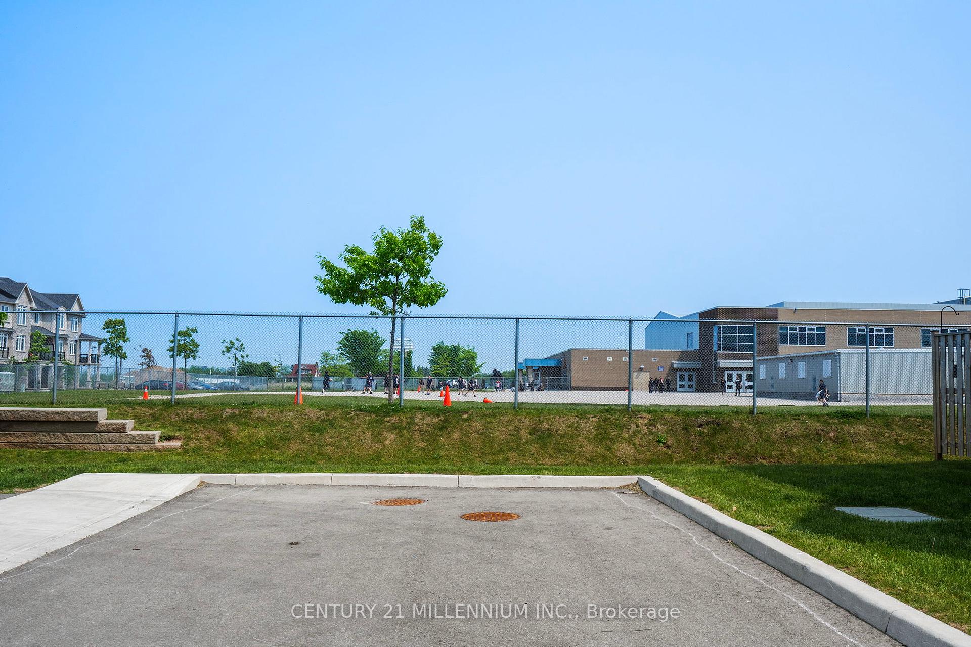 3 Bedrooms Condo at 19 Arietta, Hamilton For sale