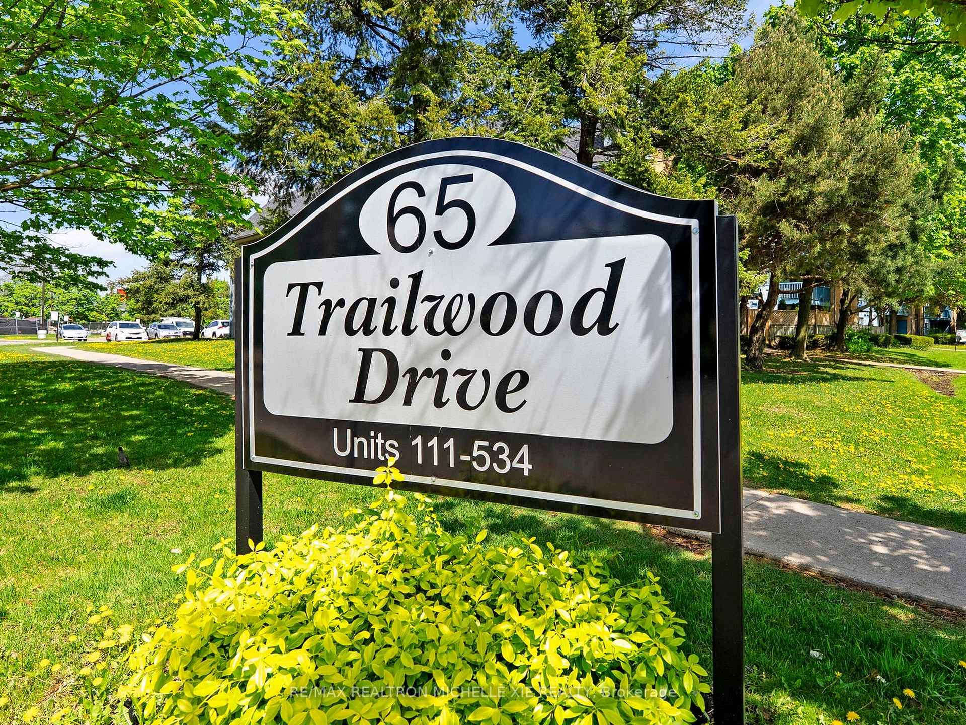 2 Bedrooms Condo at 65 Trailwood, Mississauga For sale
