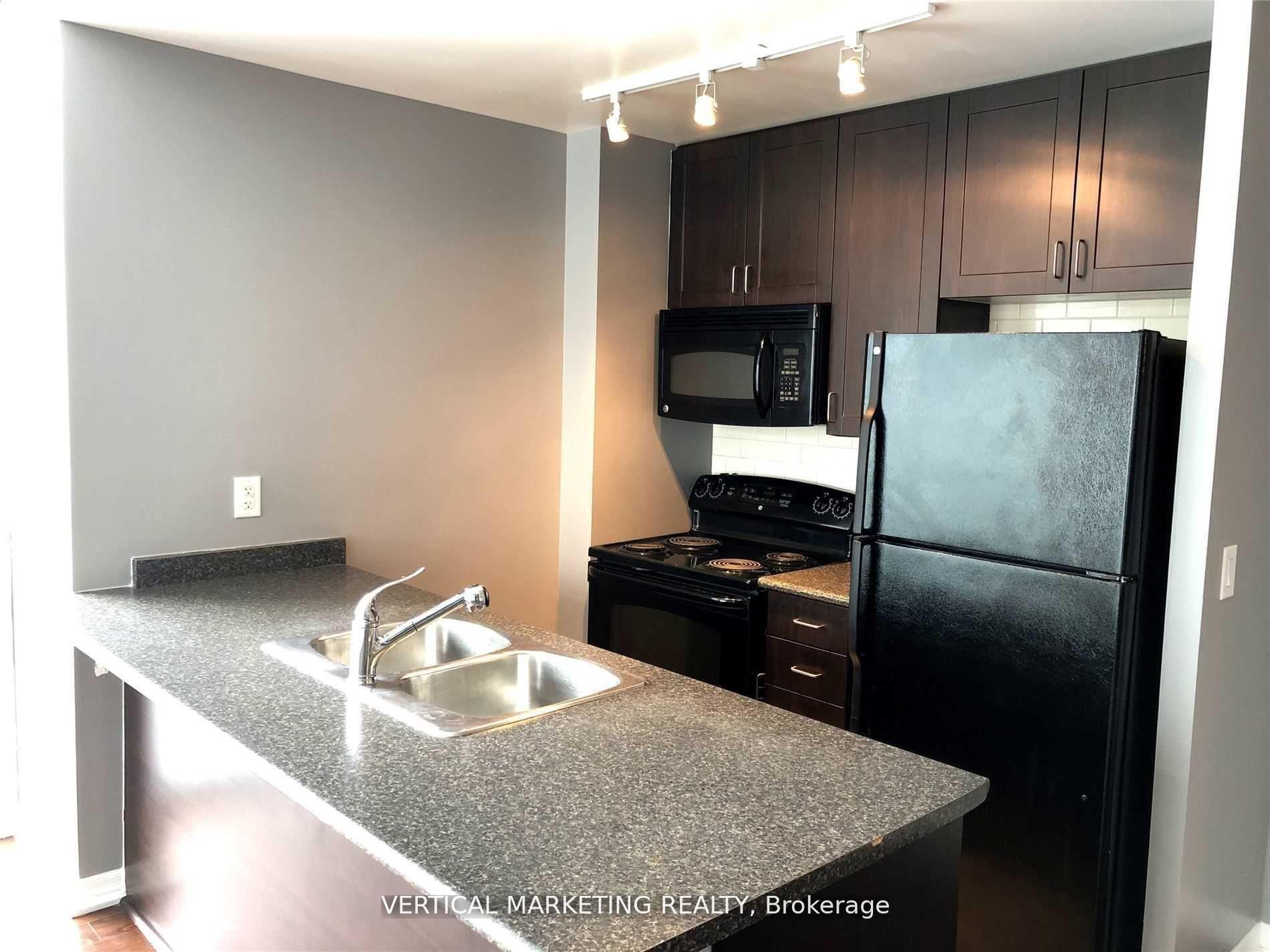 2 Bedrooms Condo at 223 Webb, Mississauga For sale