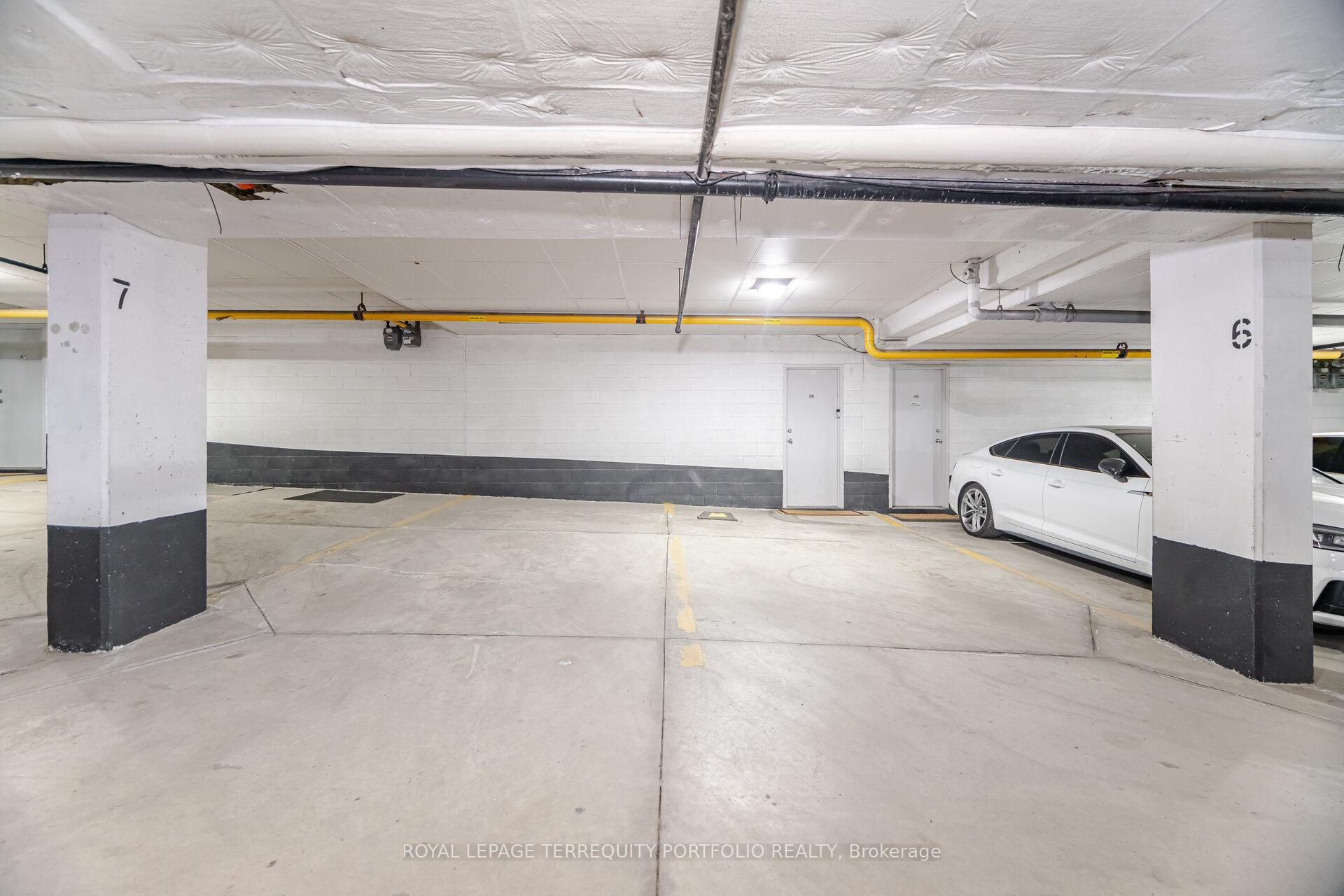 4 Bedrooms Condo at 51 York Mills,  Toronto For sale