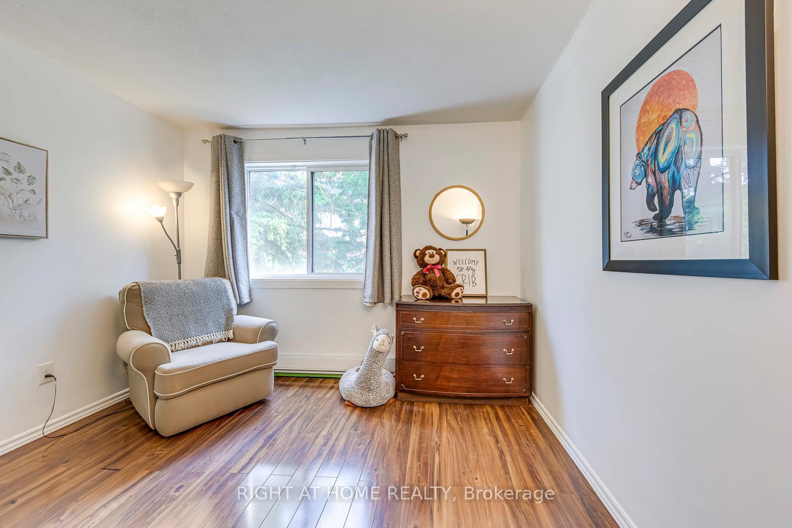 3 Bedrooms Condo at 1058 Falgarwood, Oakville For sale