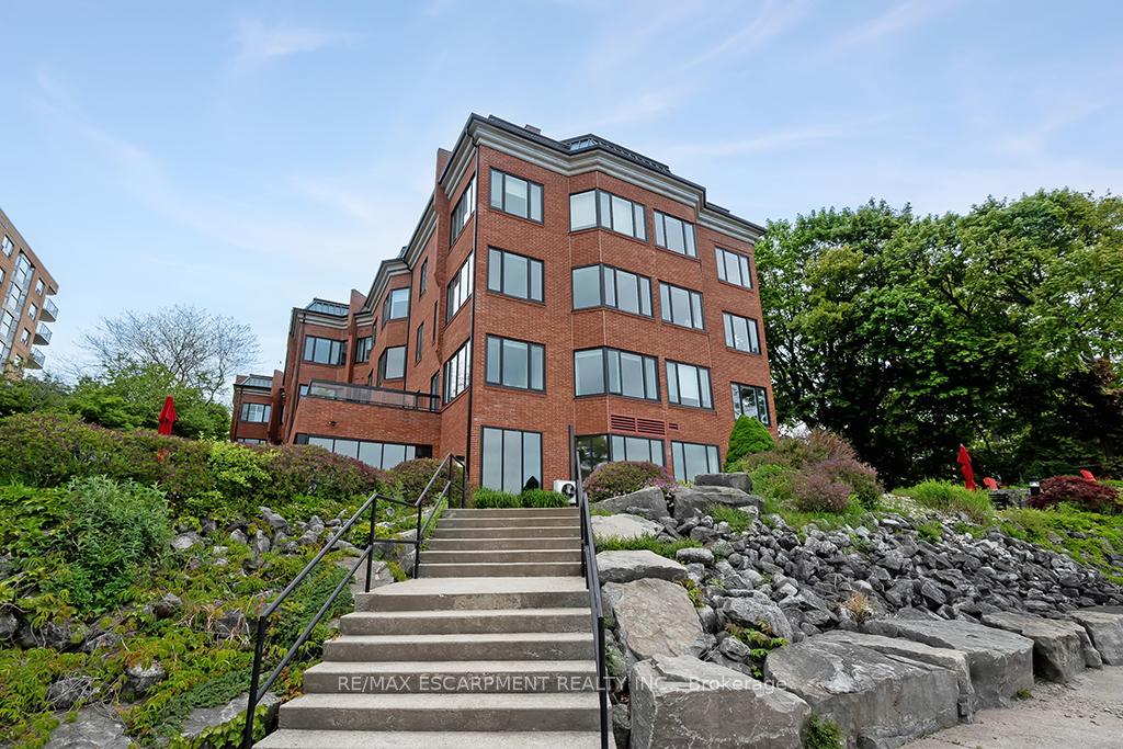 2 Bedrooms Condo at 2220 Lakeshore, Burlington For sale