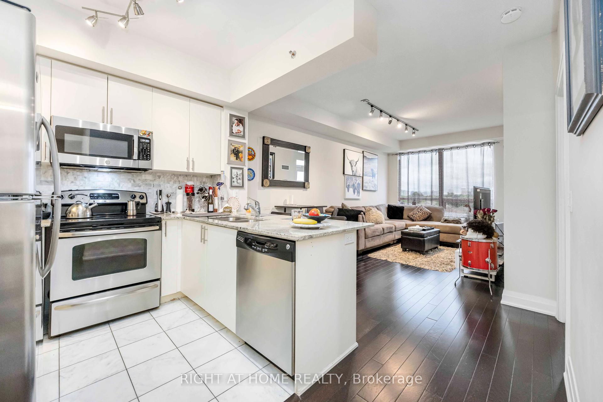 2 Bedrooms Co-op at 520 Steeles, Vaughan For sale