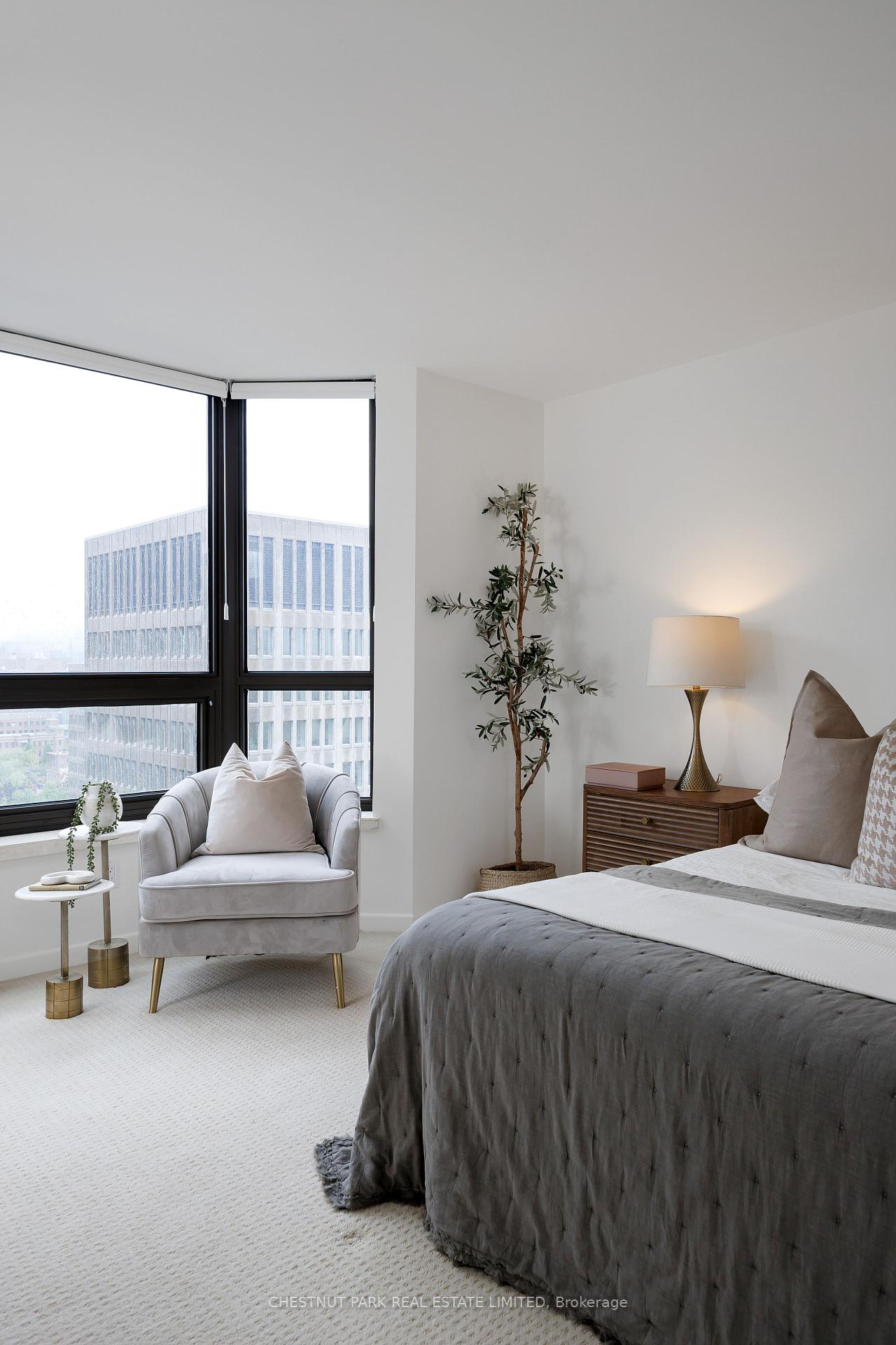 3 Bedrooms Condo at 62 Wellesley, Toronto For sale