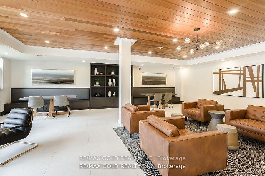 2 Bedrooms Condo at 320 Plains,  Burlington For sale