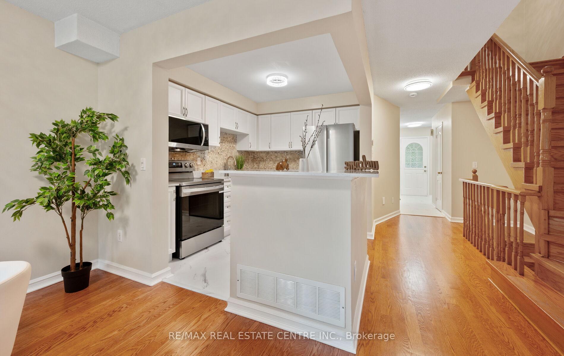 4 Bedrooms Condo at 5030 Heatherleigh, Mississauga For sale