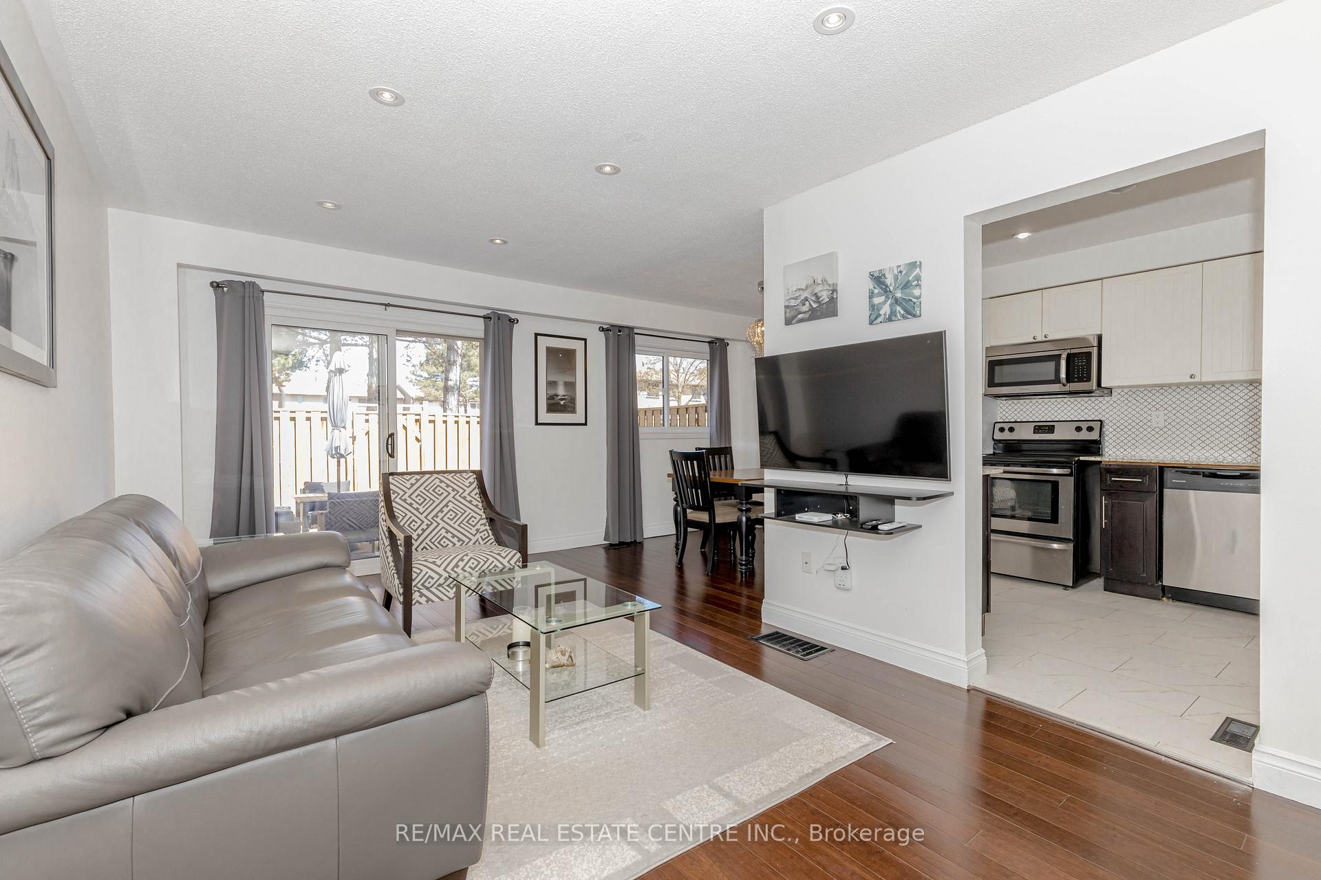 3 Bedrooms Condo at 1526 Lancaster,  Oakville For sale