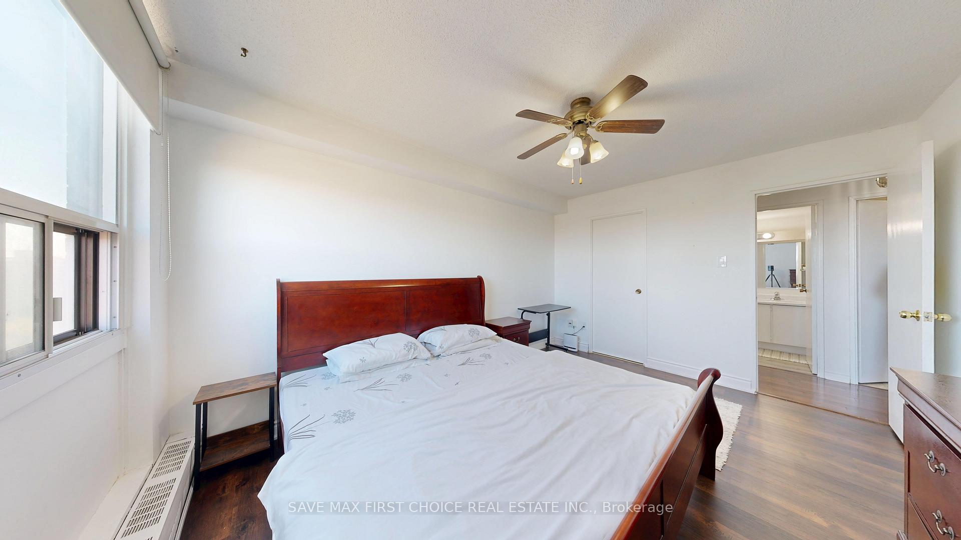 3 Bedrooms Condo at 15 Torrance, Toronto For sale