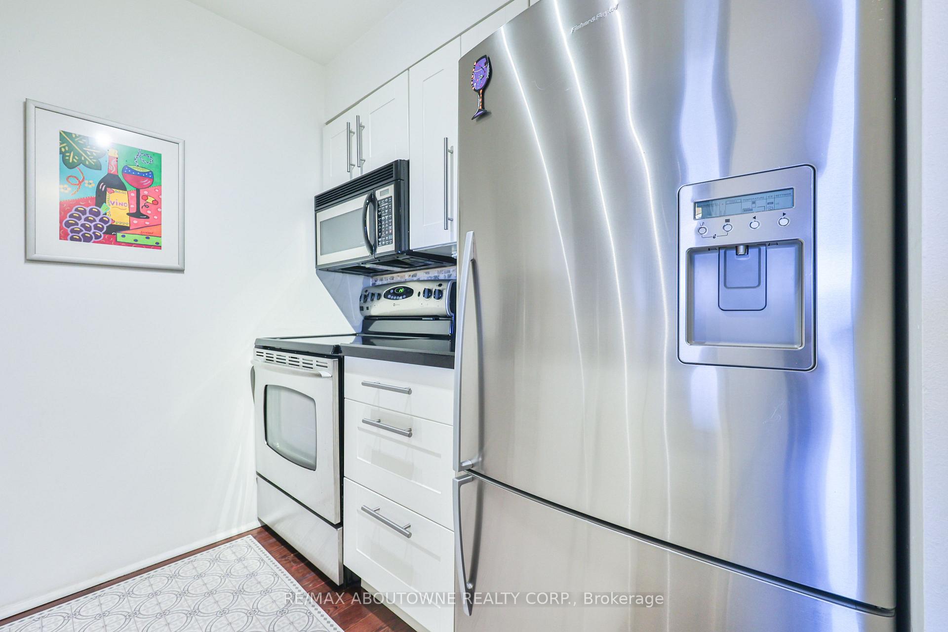 2 Bedrooms Condo at 185 Robinson, Oakville For sale