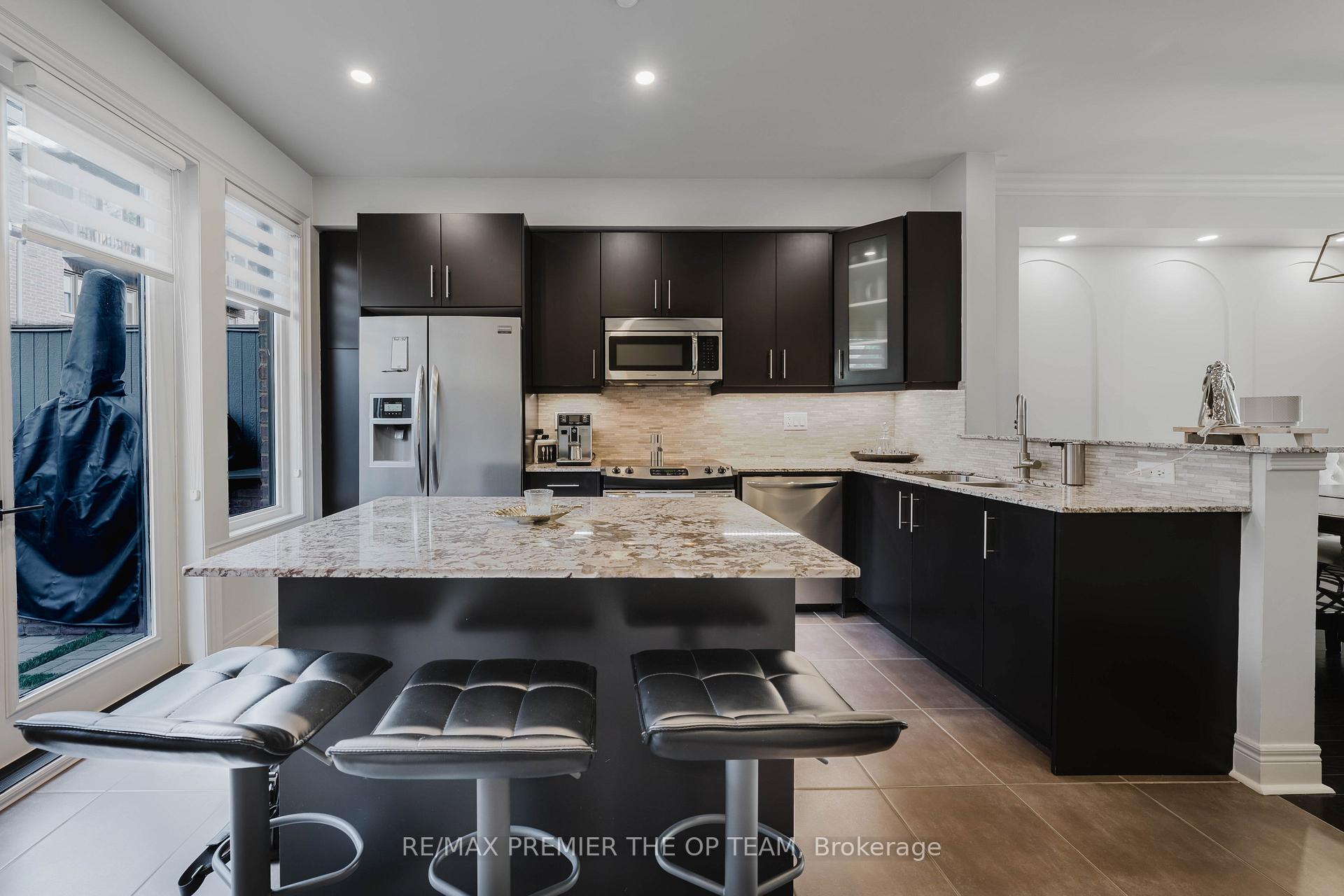 3 Bedrooms Condo at 8347 Kipling, Vaughan For sale