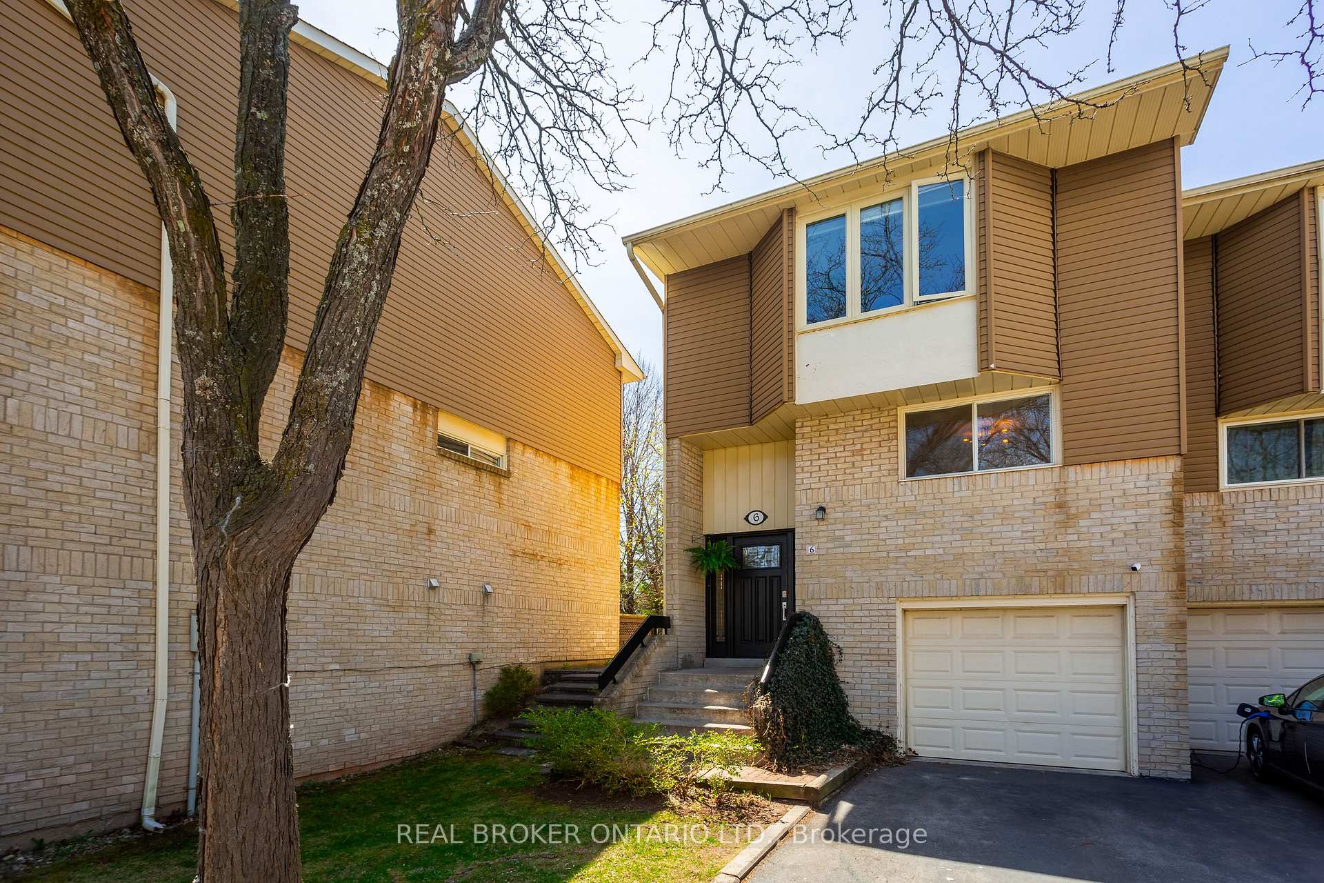 3 Bedrooms Semi-Detached at 1135 McCraney, Oakville For sale