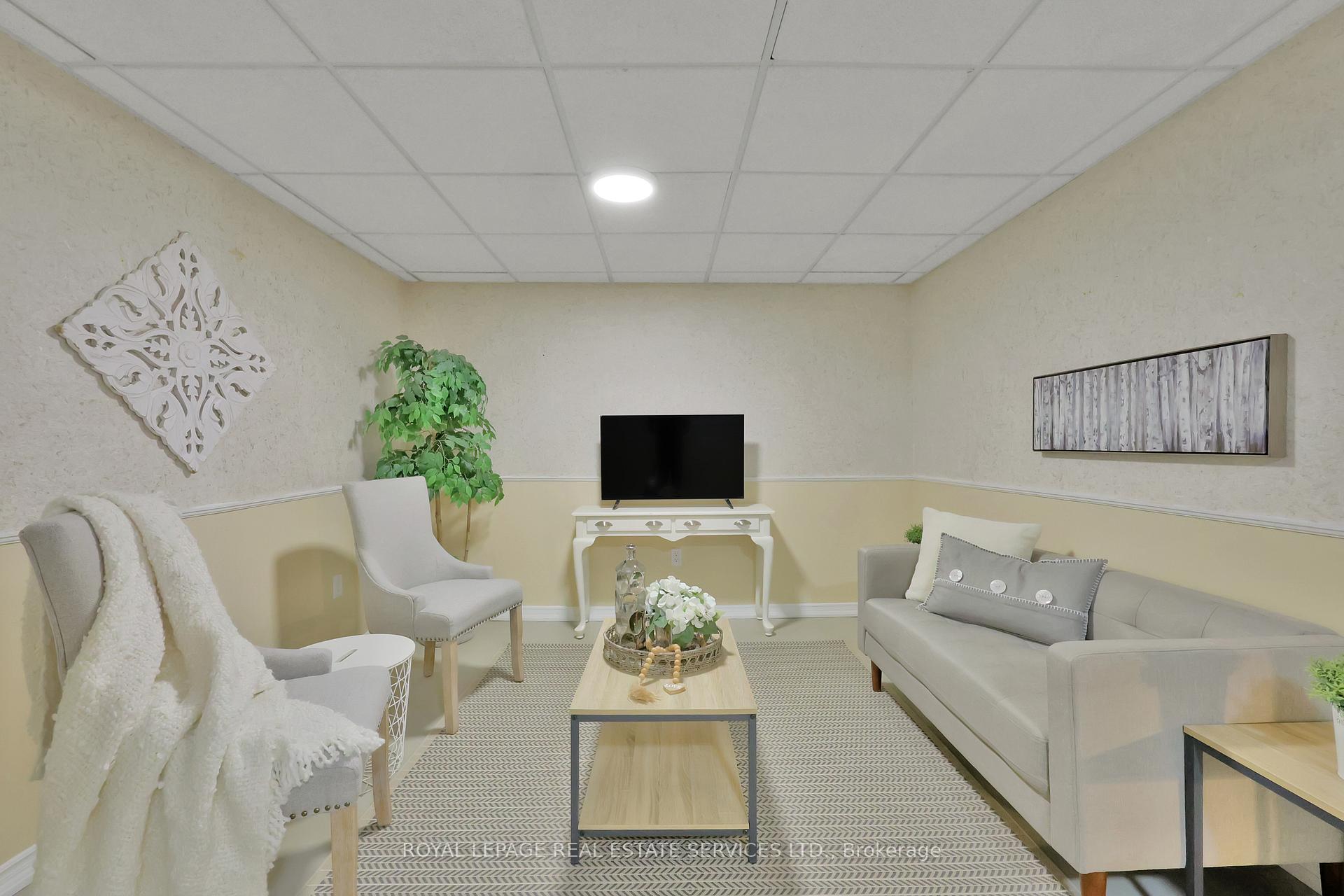 3 Bedrooms Condo at 3125 Fifth, Mississauga For sale