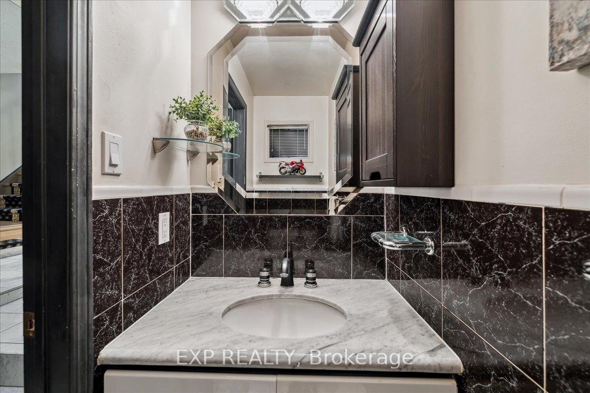 3 Bedrooms Condo at 62 Tamarack, Toronto For sale