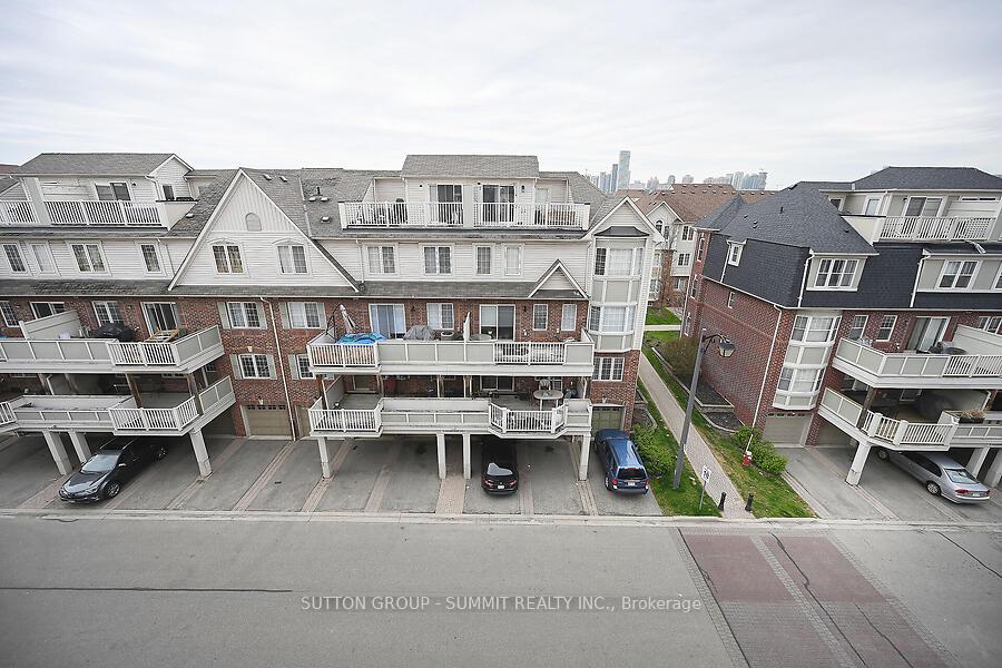 3 Bedrooms Condo at 633 DUNDAS,  Mississauga For sale