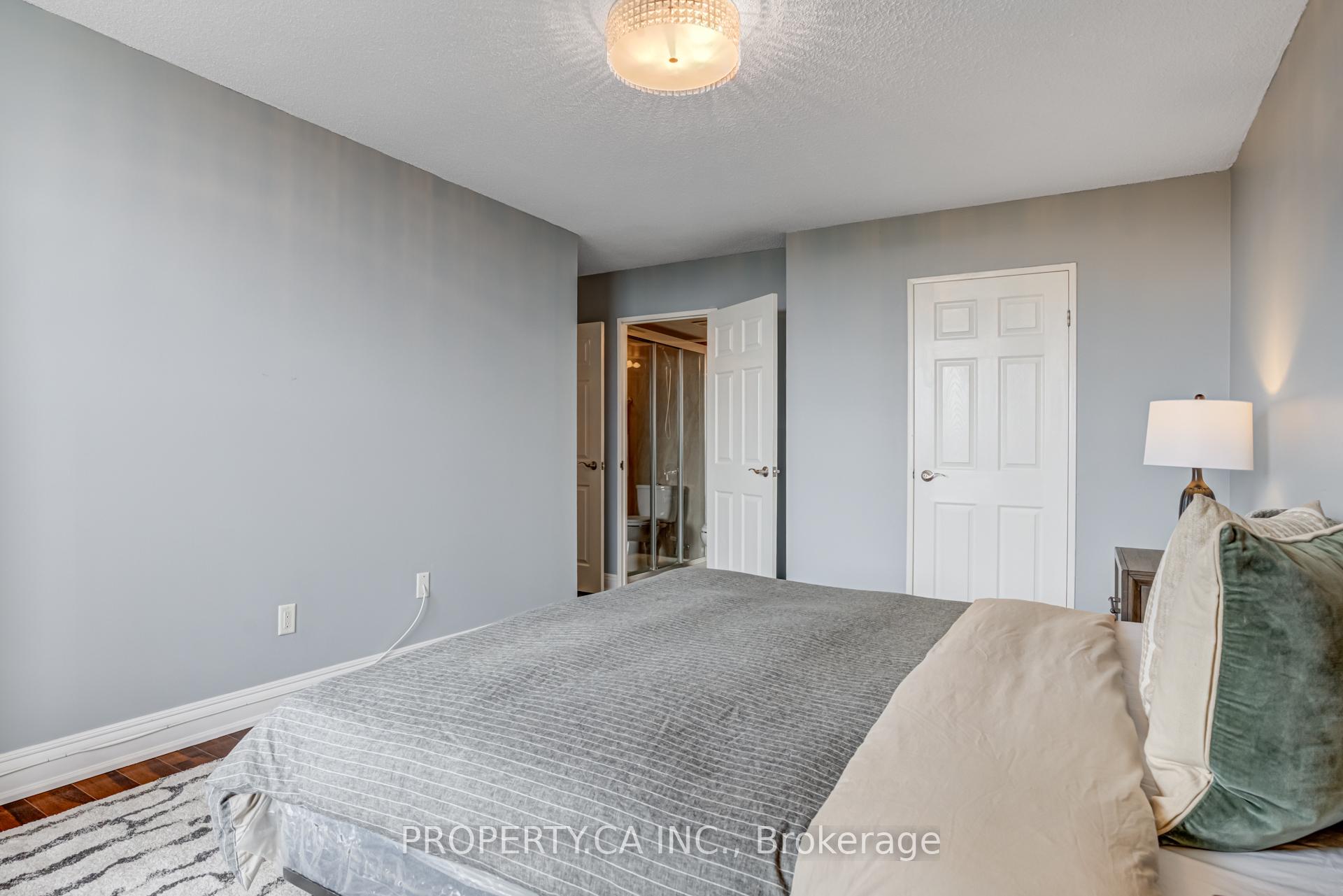 3 Bedrooms Condo at 1515 Lakeshore, Mississauga For sale