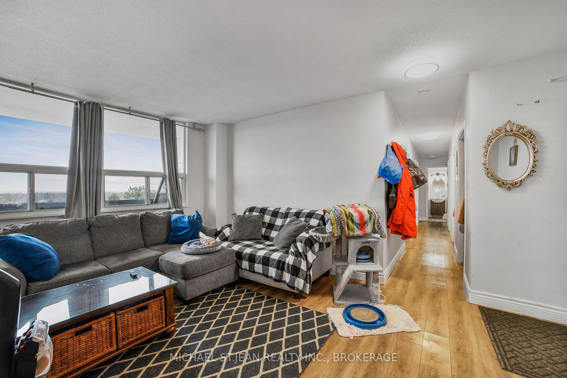 3 Bedrooms Condo at 15 Albright,  Hamilton For sale