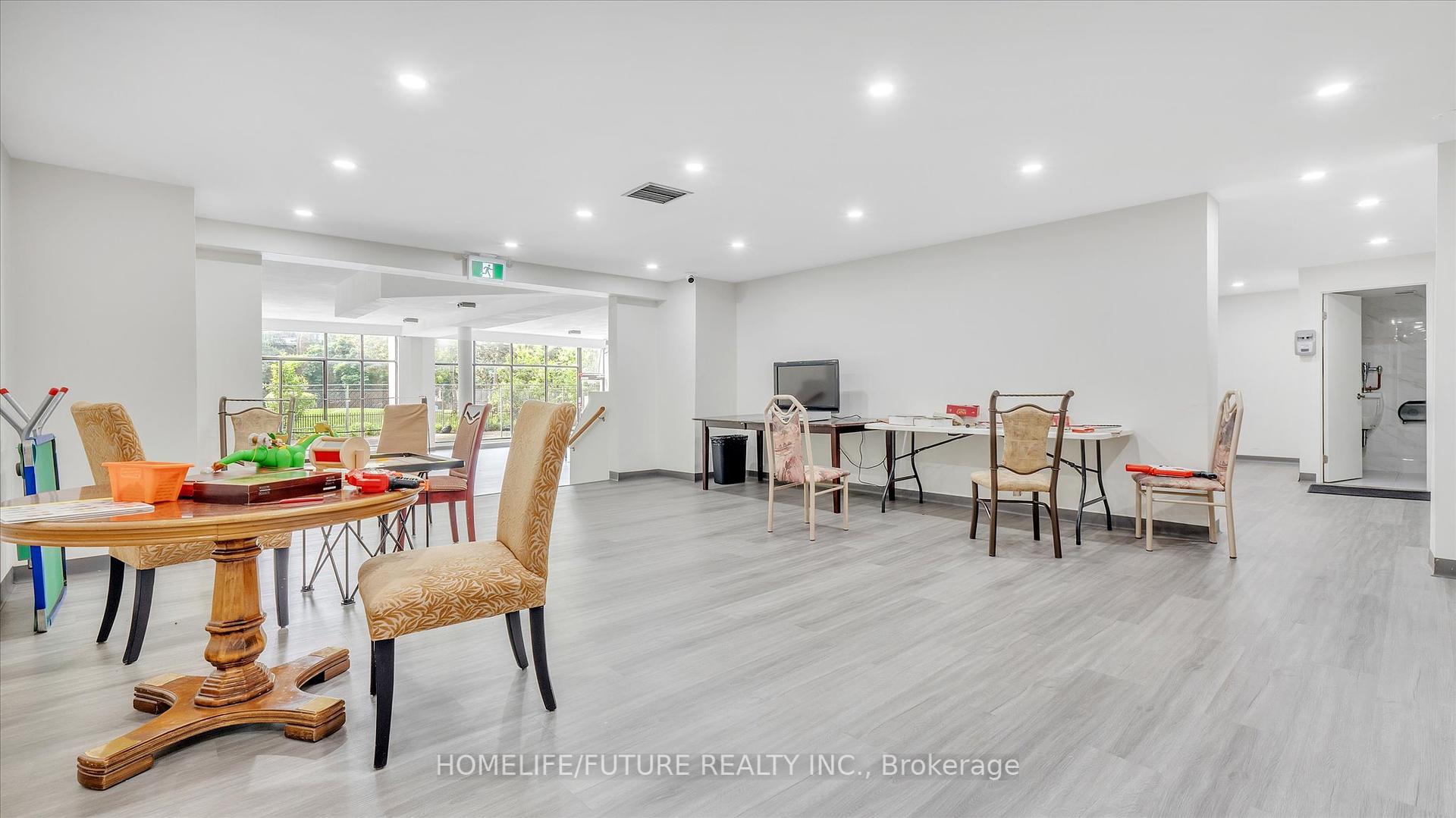2 Bedrooms Condo at 10 Stonehill, Toronto For sale