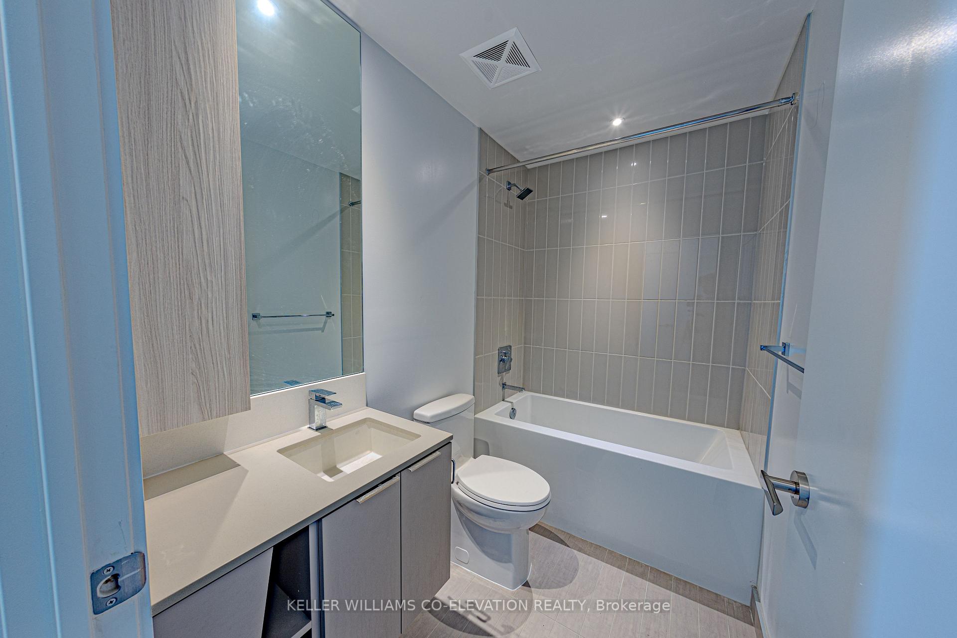 3 Bedrooms Condo at 3900 Confederation, Mississauga For sale