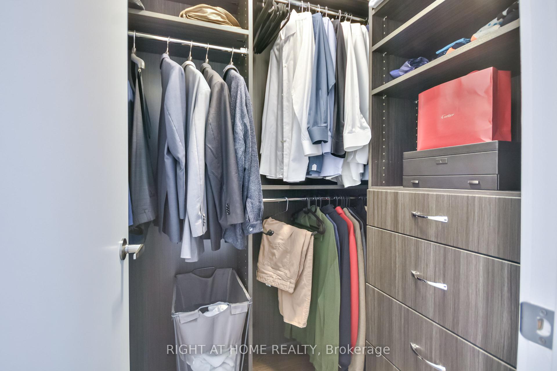 3 Bedrooms Condo at 5230 Dundas, Burlington For sale