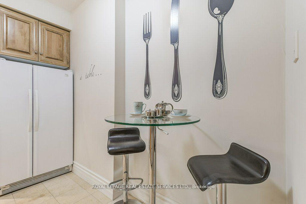 2 Bedrooms Condo at 10 Old York Mills, Toronto For sale