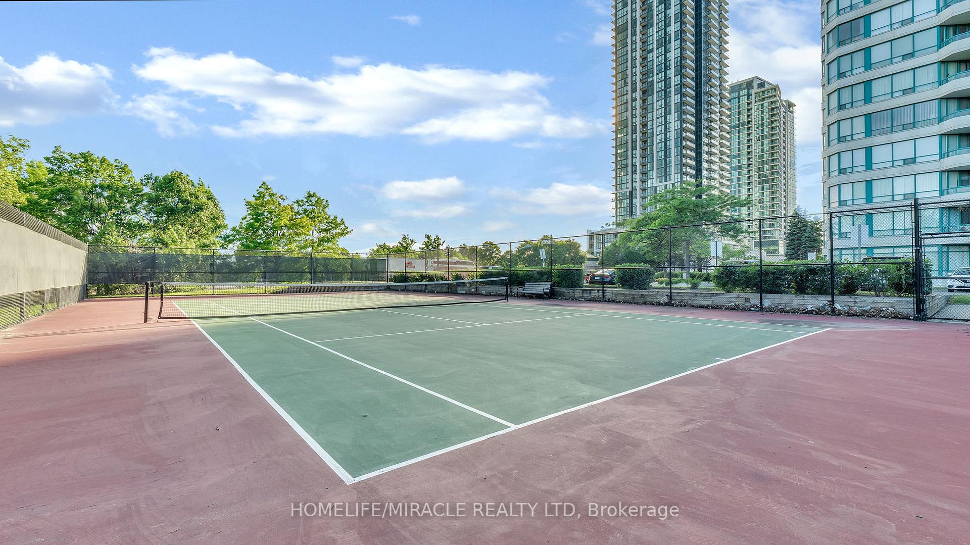 3 Bedrooms Condo at 550 Webb, Mississauga For sale
