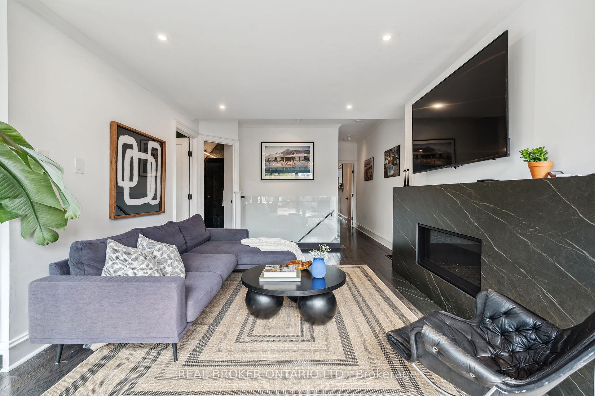 2 Bedrooms Condo at 300 Avenue, Toronto For sale