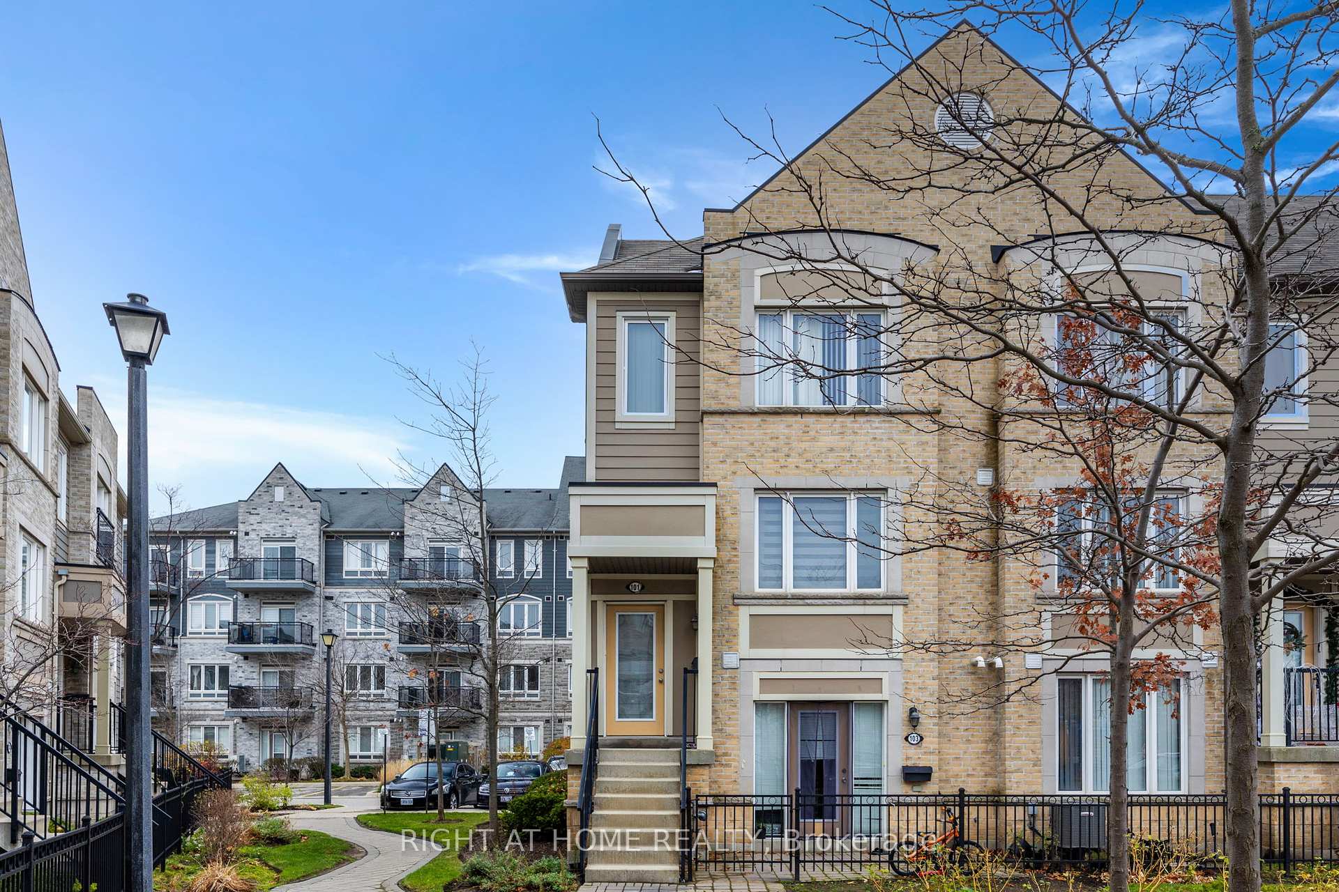 3 Bedrooms Condo at 5650 Winston Churchhill, Mississauga For sale