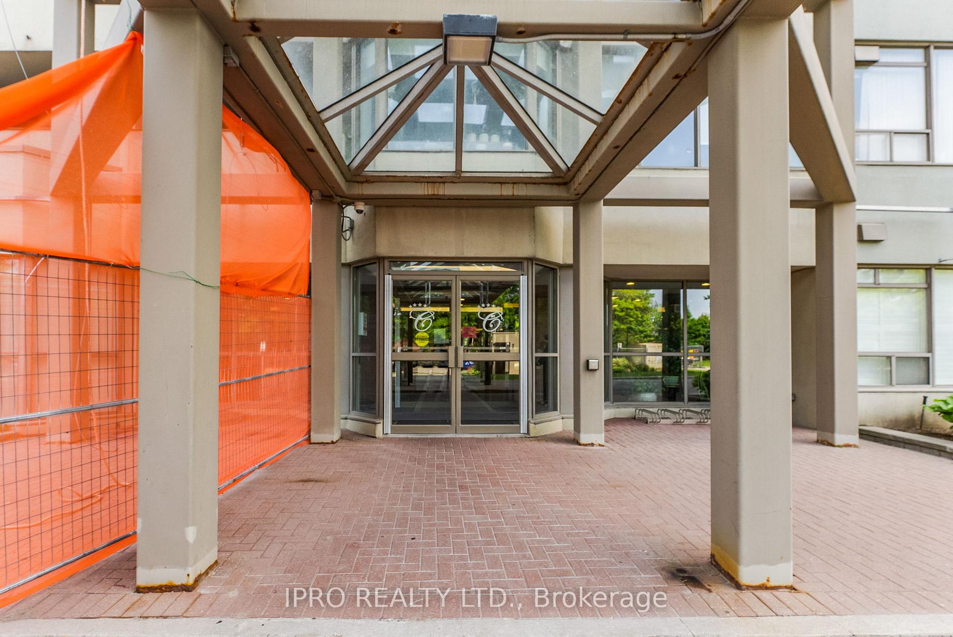 3 Bedrooms Condo at 700 Constellation, Mississauga For sale