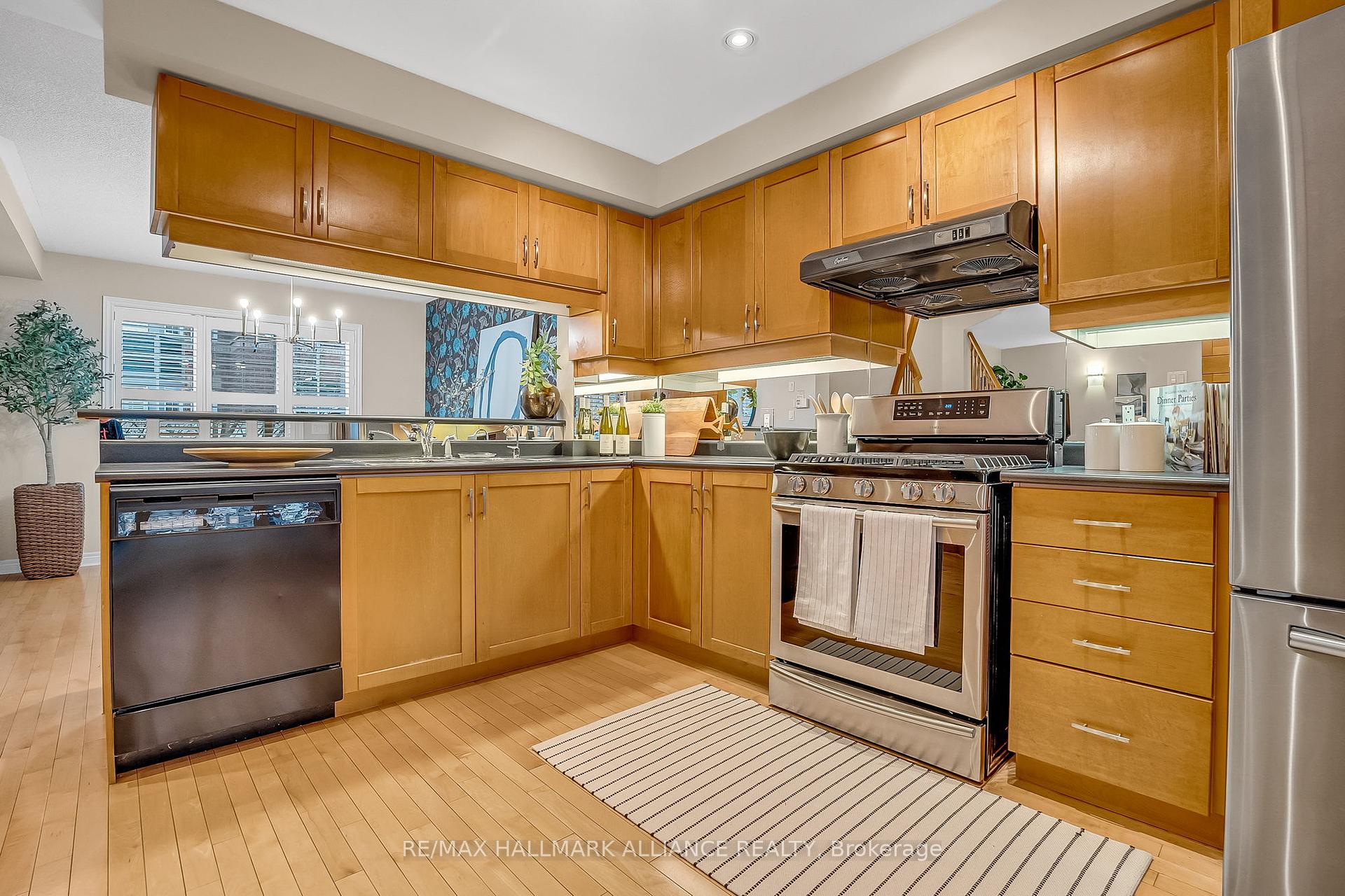 3 Bedrooms Condo at 5031 East Mill,  Mississauga For sale