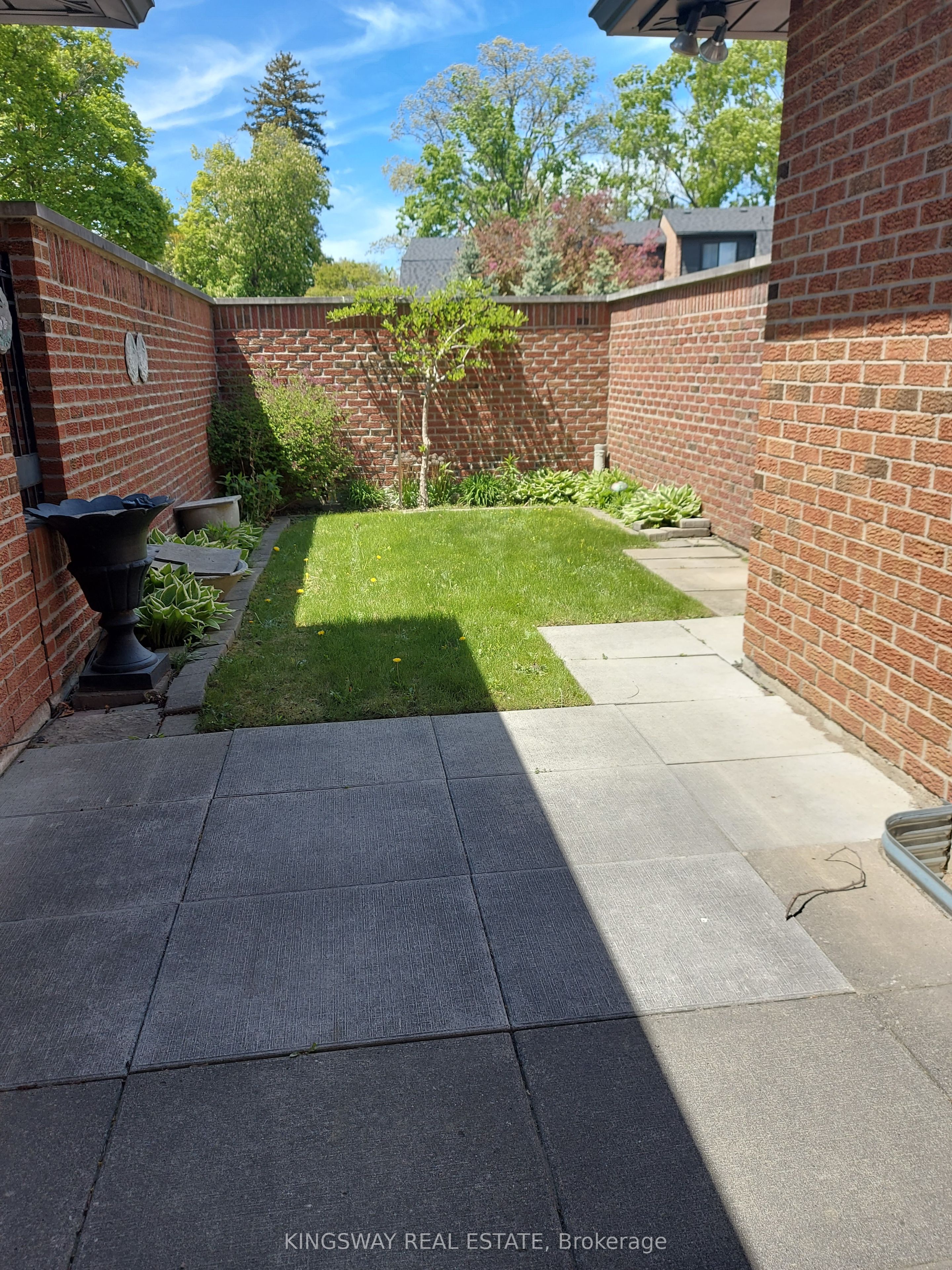 20 Mineola Road E, #101