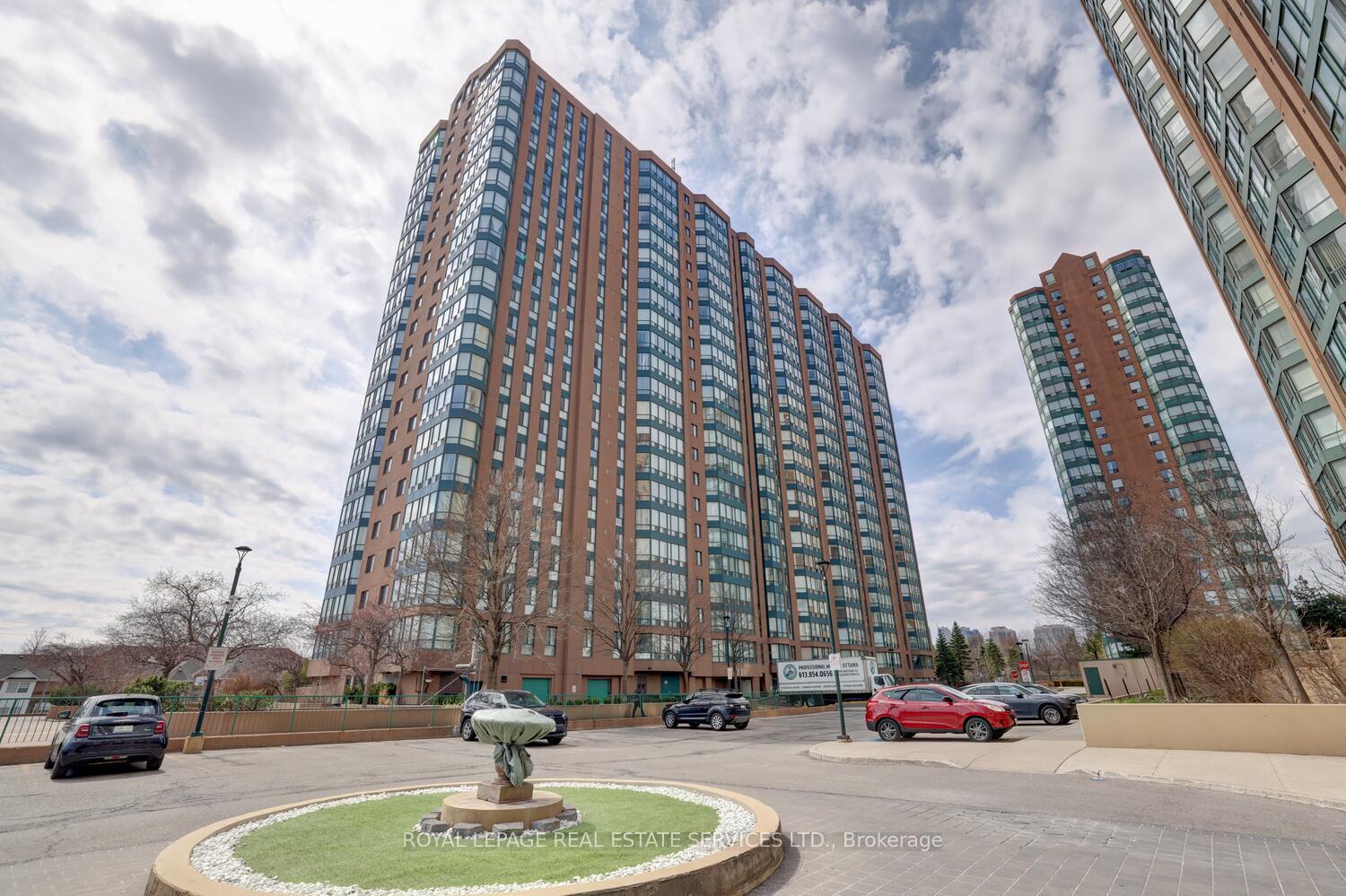 3 Bedrooms Condo at 155 Hillcrest,  Mississauga For sale