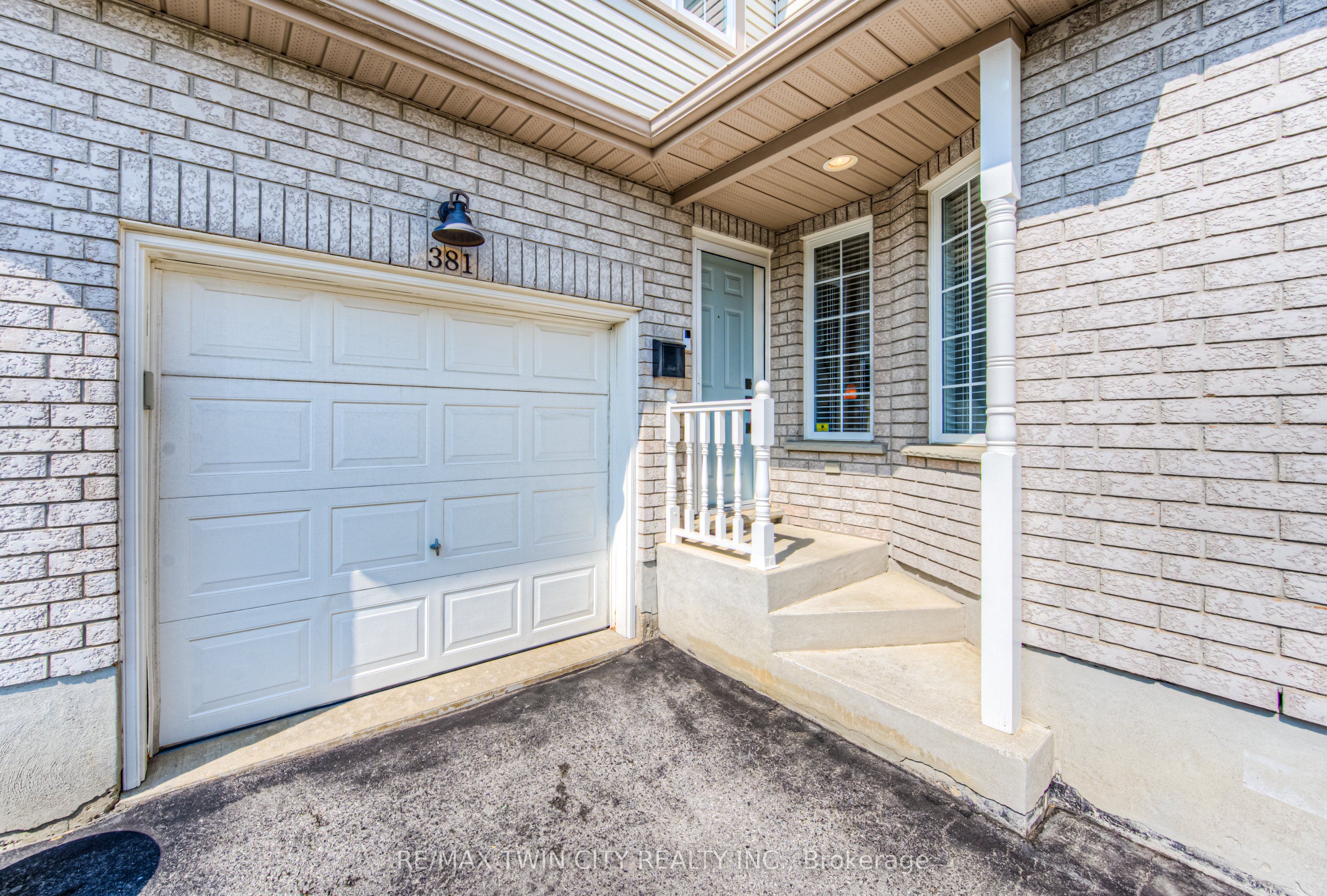 381 University Downs Crescent
