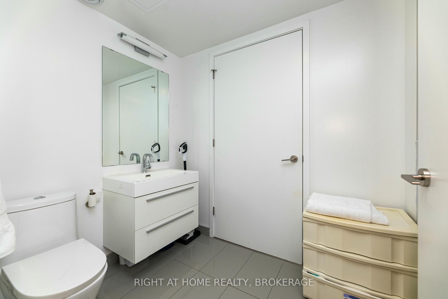 2 Bedrooms Condo at 39 Roehampton, Toronto For sale