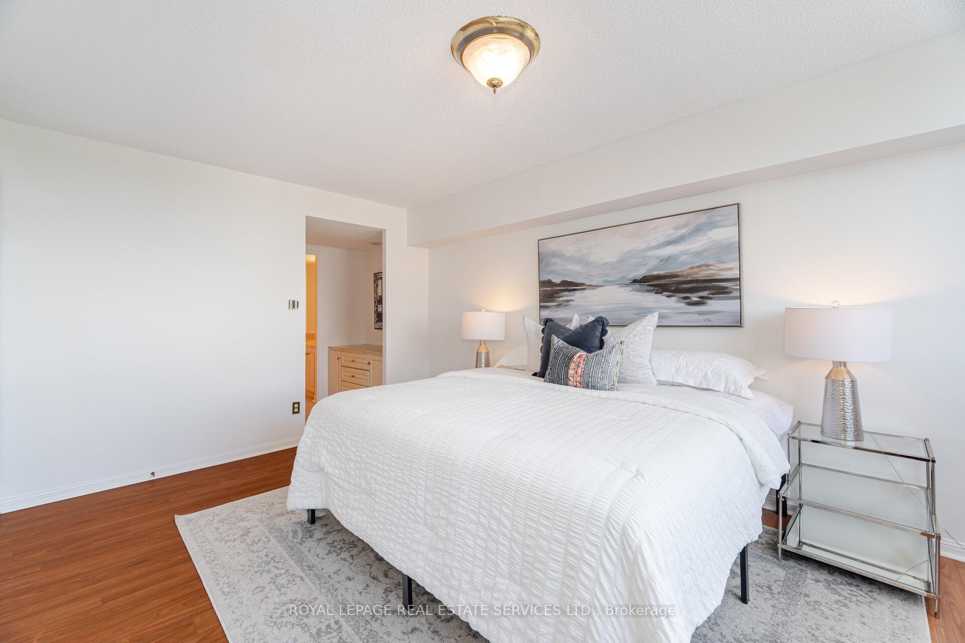 2 Bedrooms Condo at 40 Richview, Toronto For sale
