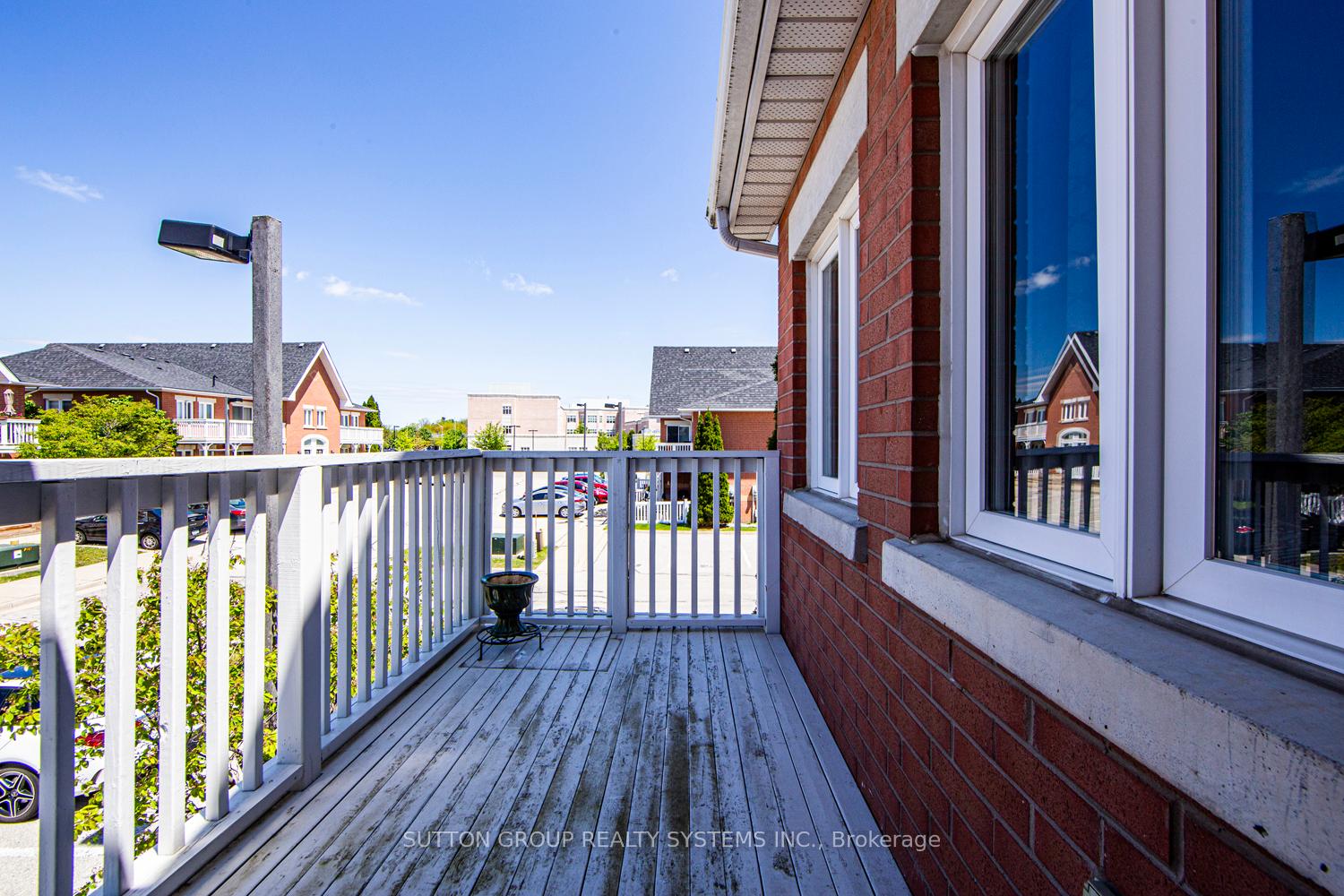 2 Bedrooms Condo at 1701 Lampman, Burlington For sale