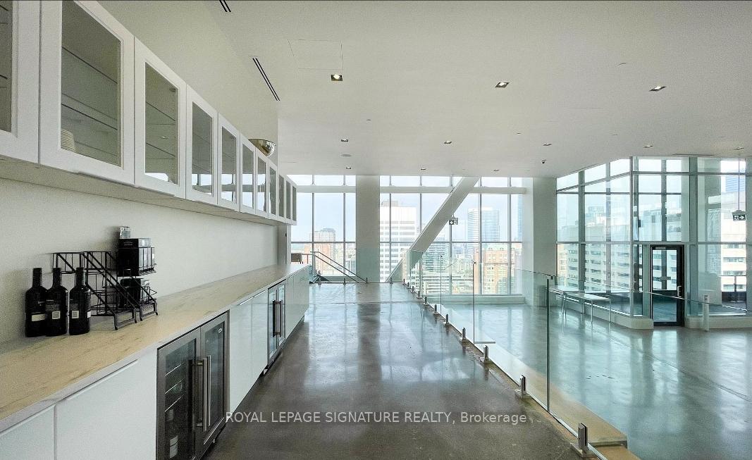 2 Bedrooms Condo at 488 University,  Toronto For sale