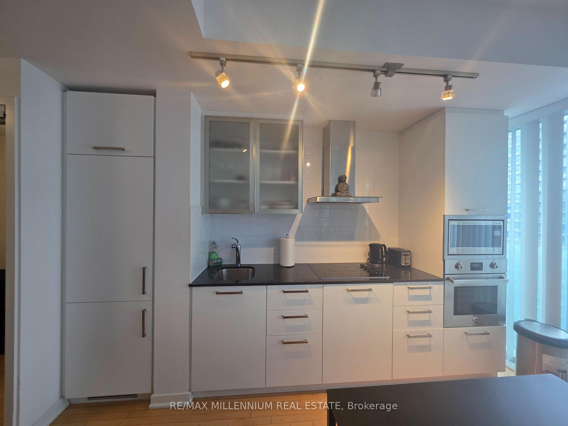 2 Bedrooms Condo at 14 York, Toronto For sale