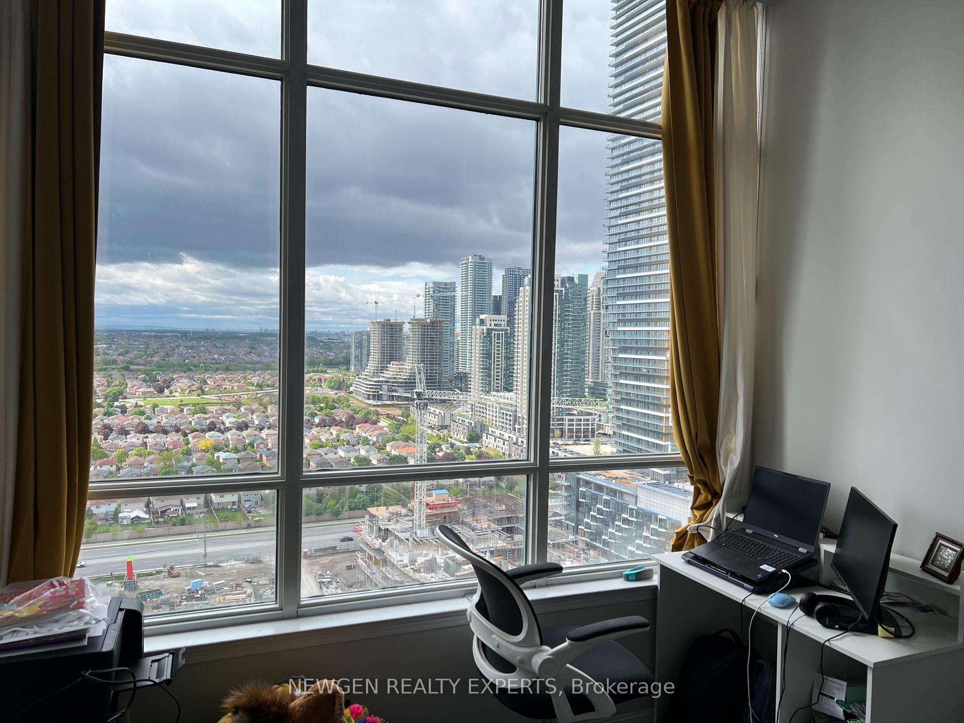 3 Bedrooms Condo at 550 Webb, Mississauga For sale