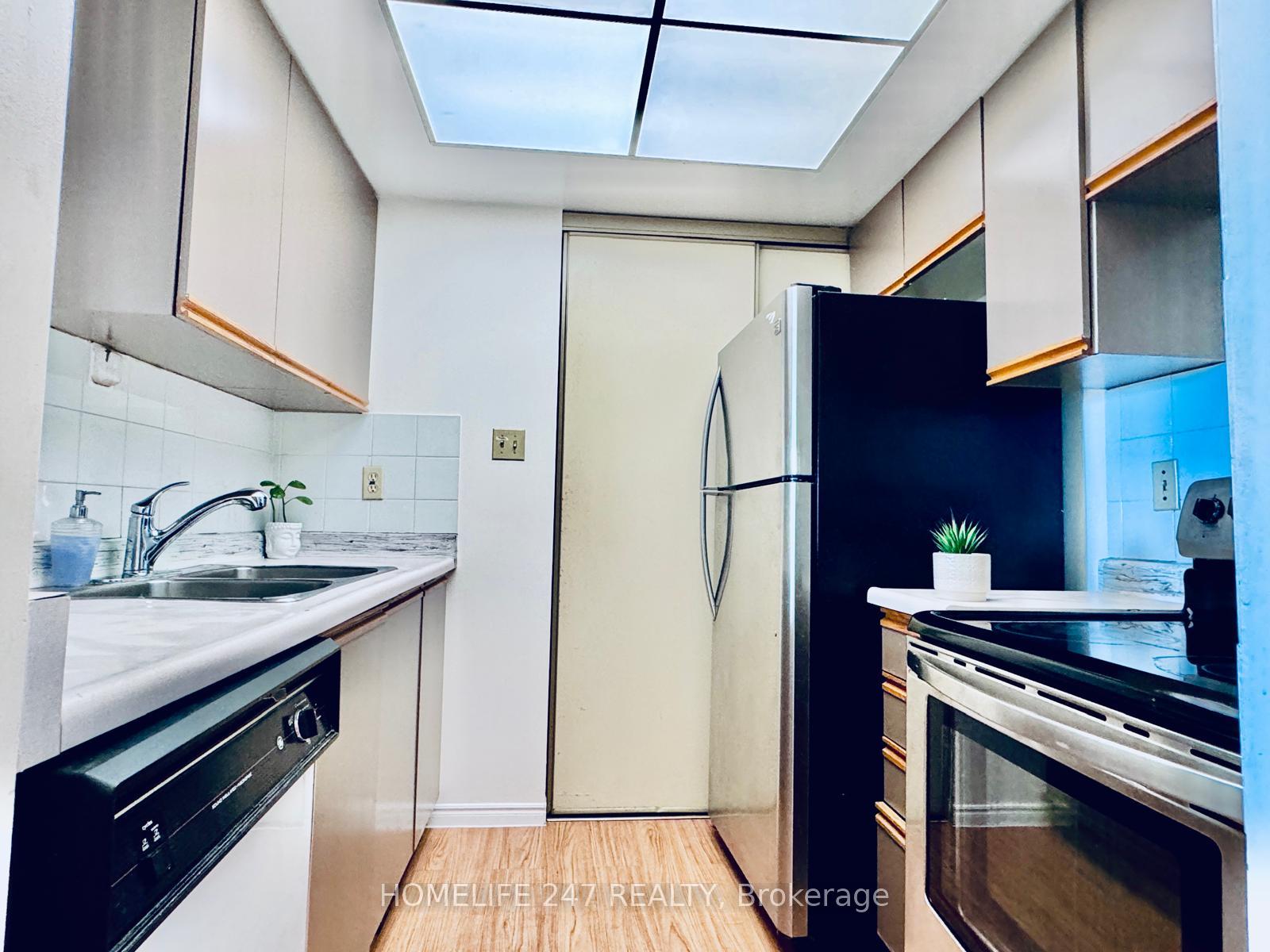 2 Bedrooms Condo at 5 Greystone Walk,  Toronto For sale
