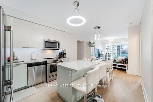 2 Bedrooms Condo at 70 Roehampton,  Toronto For sale