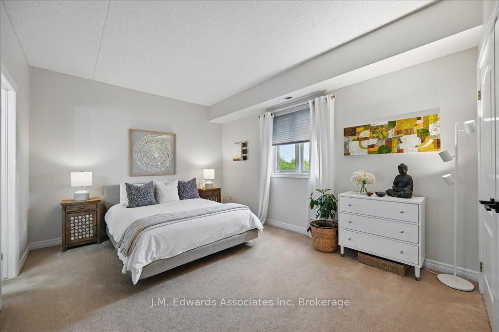 2 Bedrooms Condo at 4006 Kilmer, Burlington For sale