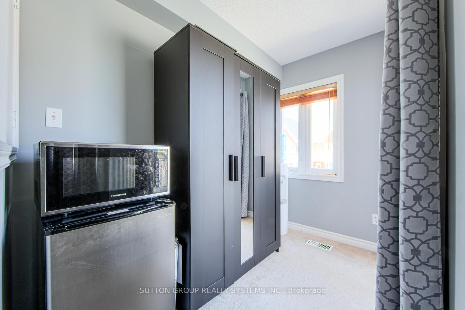 2 Bedrooms Condo at 1701 Lampman, Burlington For sale
