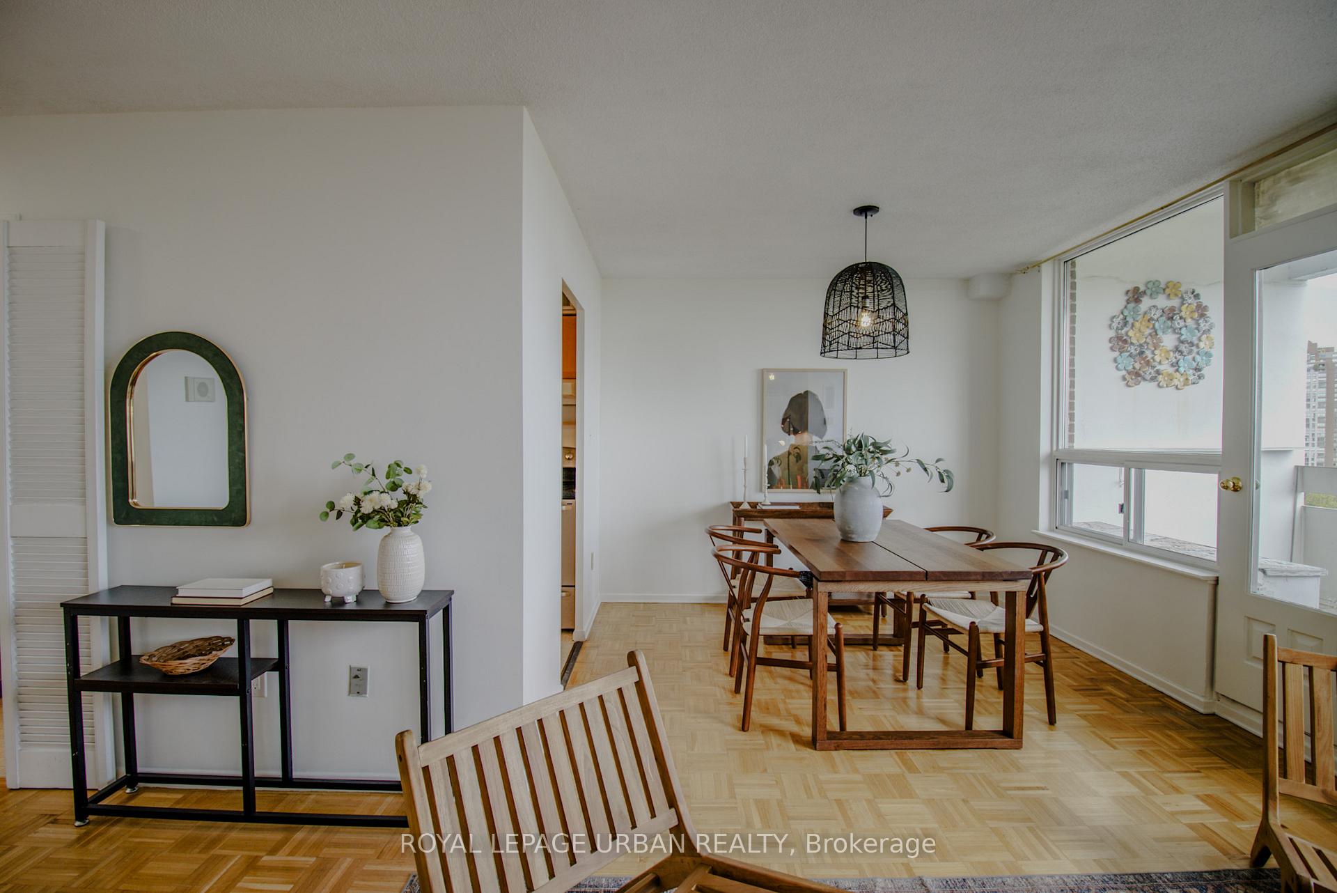 3 Bedrooms Condo at 20 Edgecliff, Toronto For sale