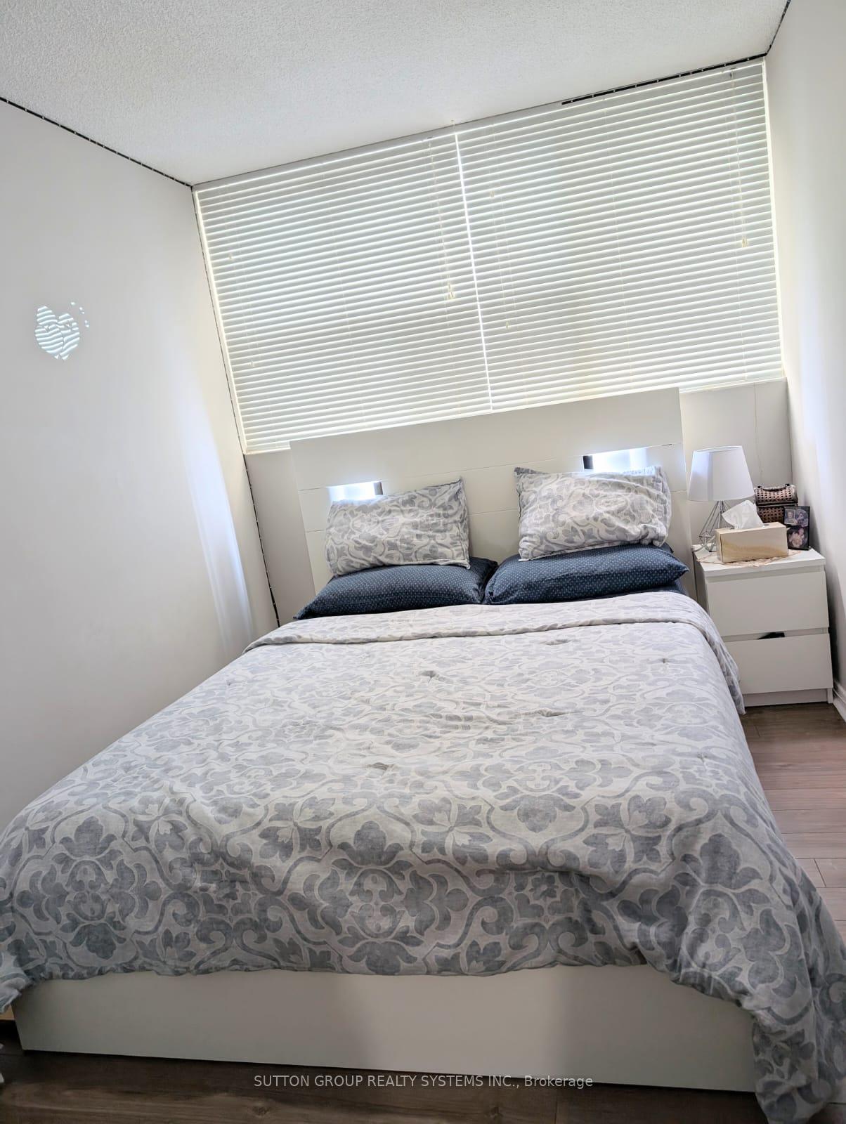 2 Bedrooms Condo at 2900 Battleford, Mississauga For sale