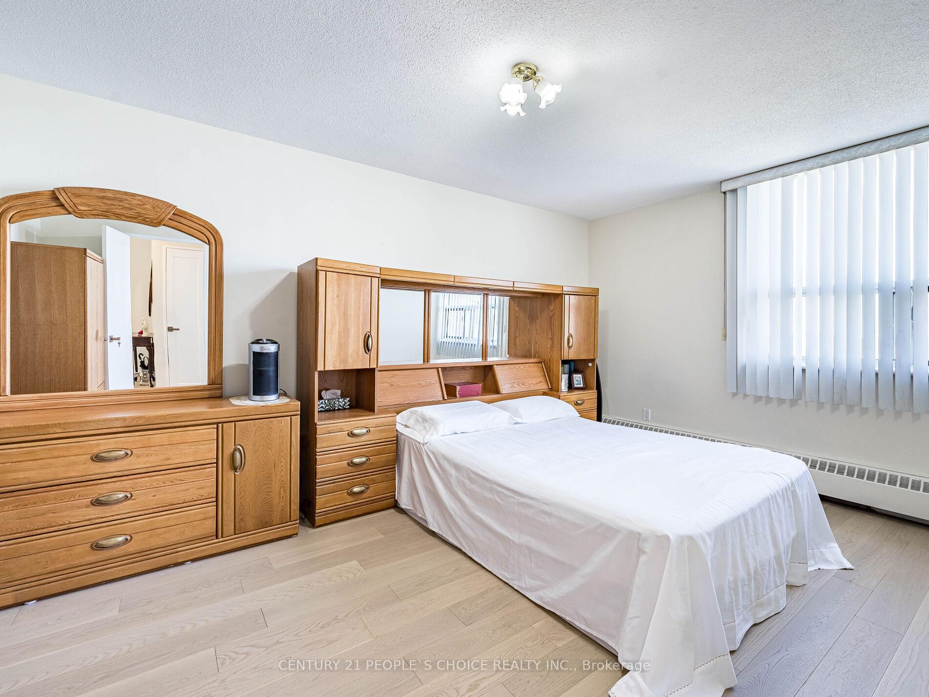 2 Bedrooms Condo at 451 The West Mall, Toronto For sale