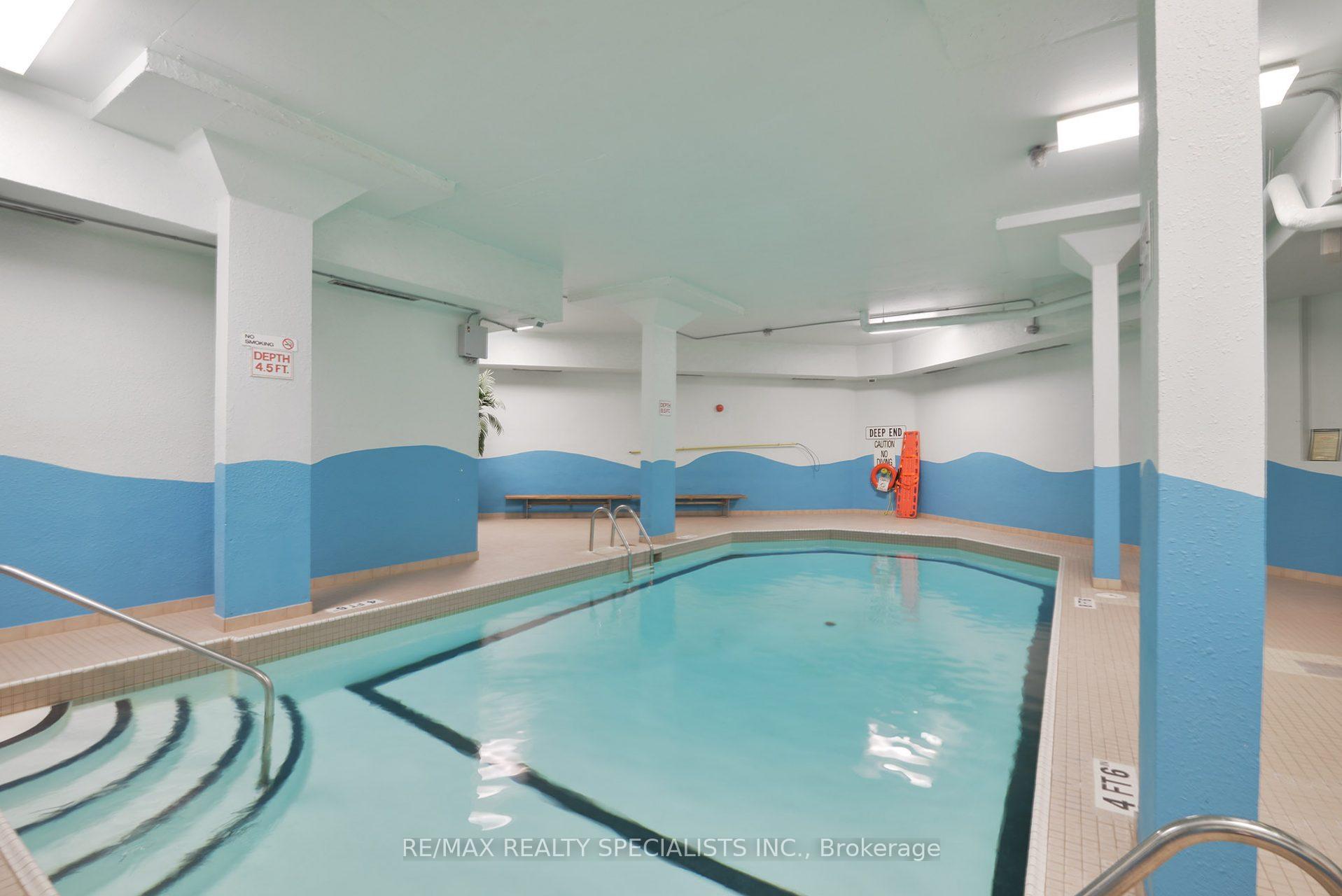 3 Bedrooms Condo at 2323 Confederation, Mississauga For sale