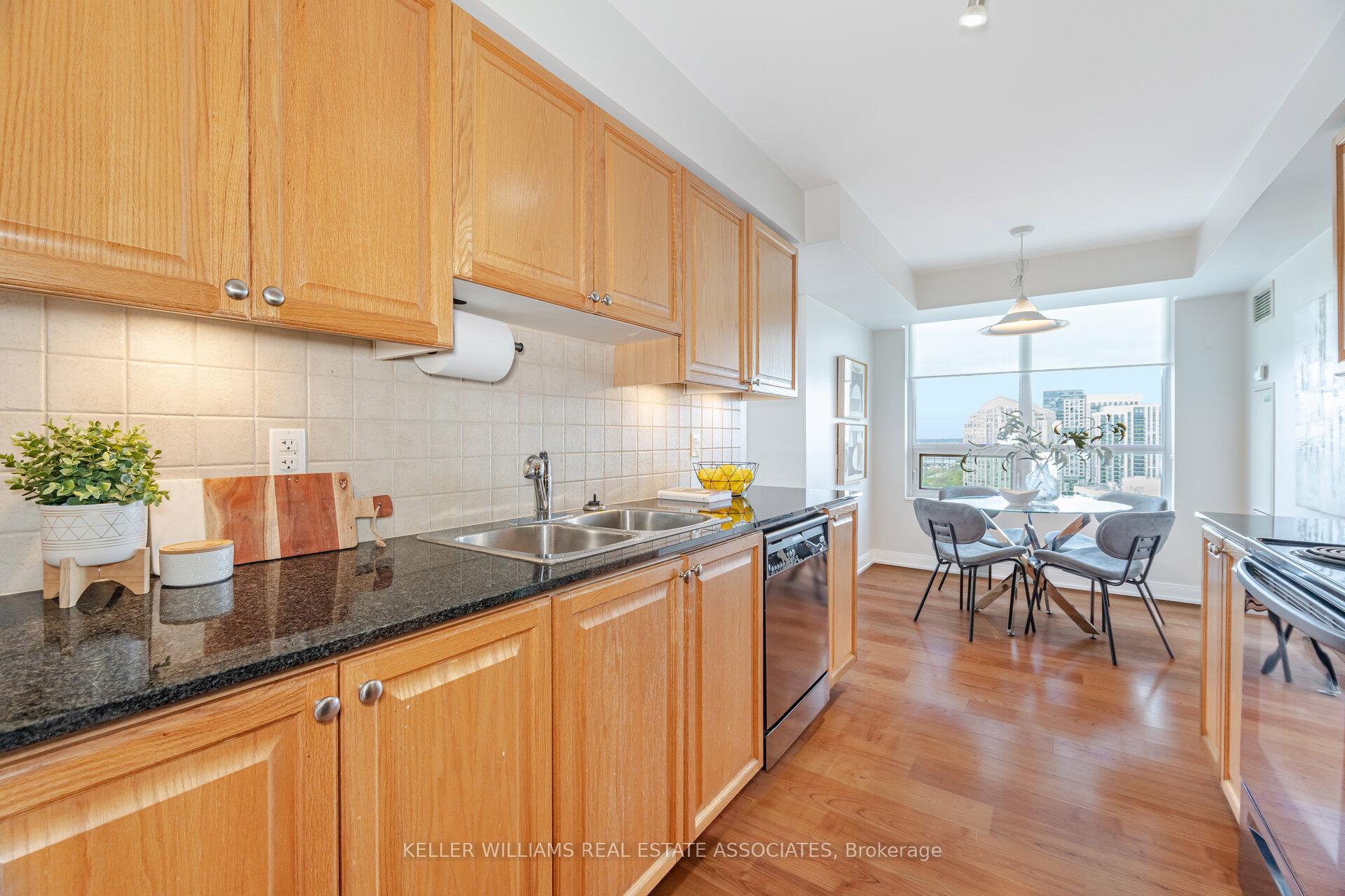 2 Bedrooms Condo at 35 Viking, Toronto For sale
